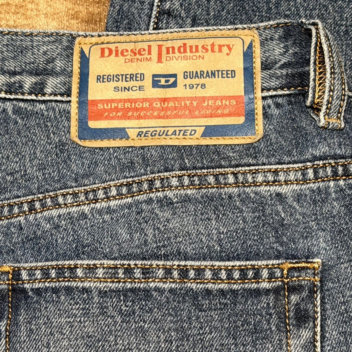 Diesel Diesel D-Viker Straight Denim – Medium Wash (W32-L32) Size US 32 / EU 48 - 8 Thumbnail