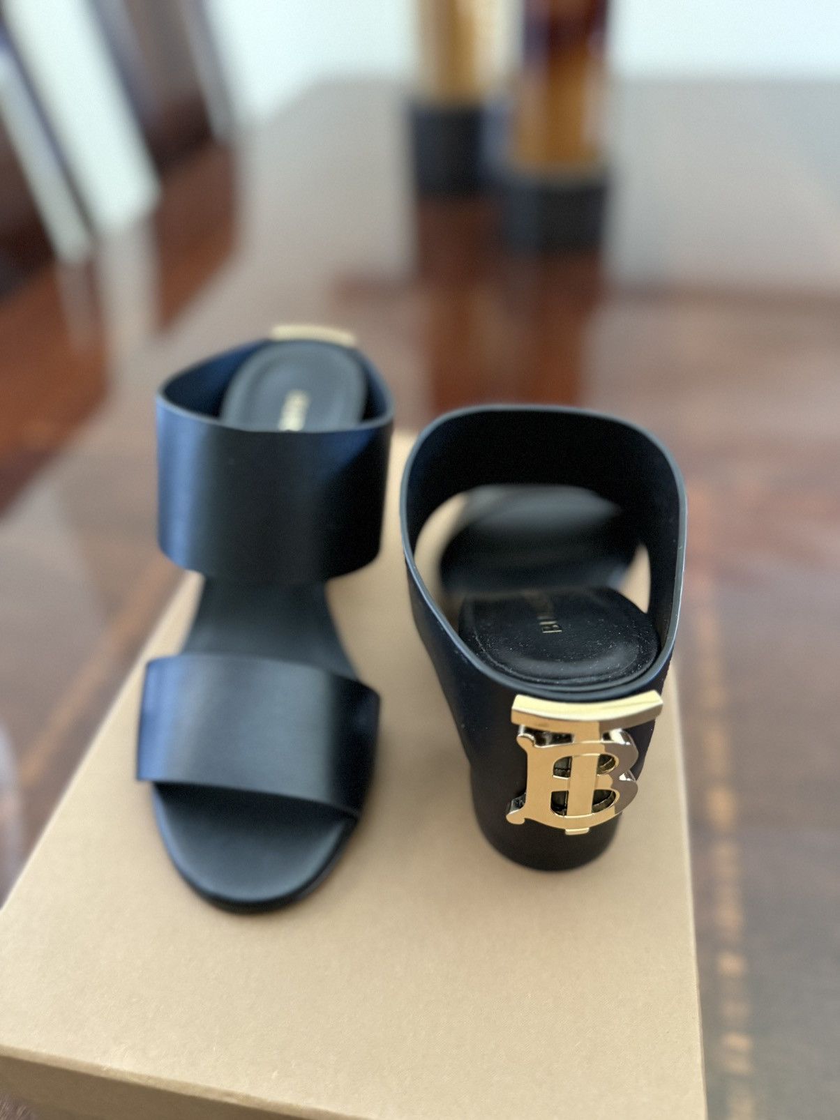 Burberry Burberry TB heels Size US 5 / IT 35 - 2 Thumbnail