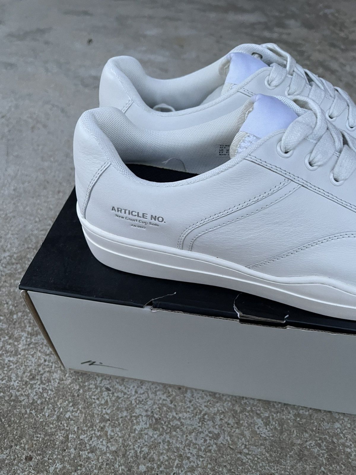 Article No. BRAND NEW 0922 White Low Top Sneakers Size US 9 / EU 42 - 4 Thumbnail