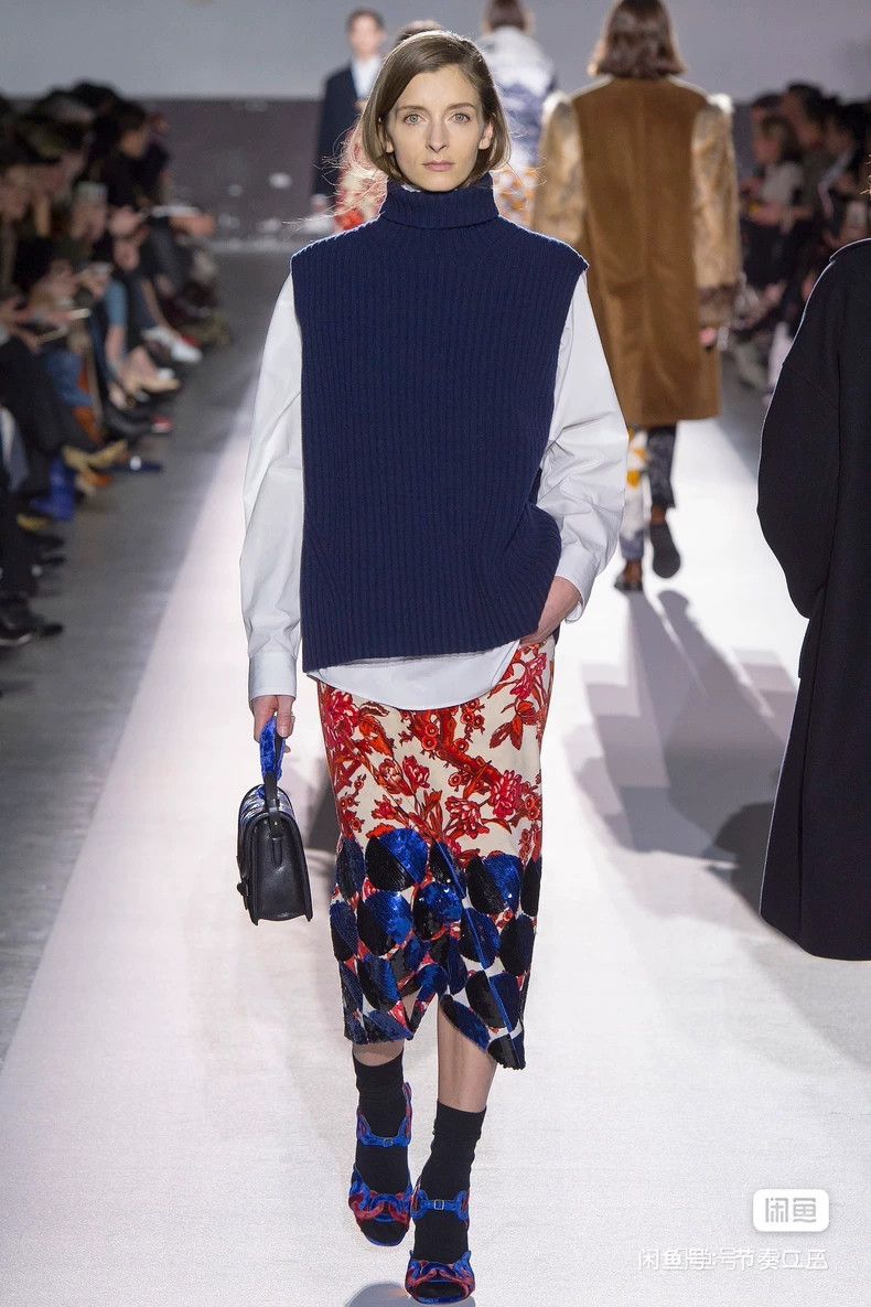 Dries Van Noten Dries Van Noten size:38 Red and blue velvet printed half s Size 27" / US 4 / IT 40 - 1 Thumbnail