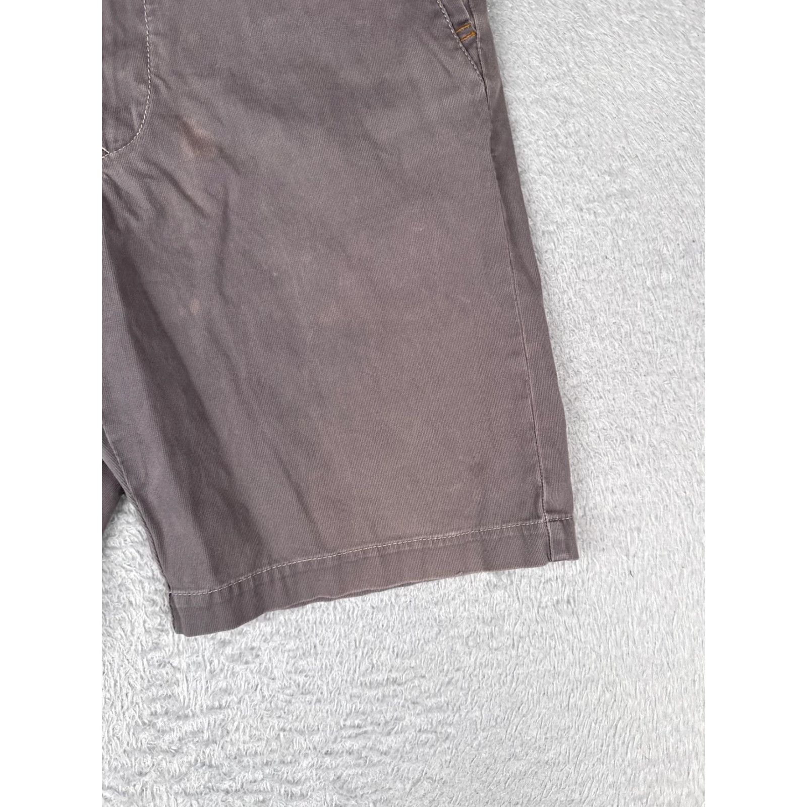 Tommy Bahama Tommy Bahama Shorts Men 33x11 Gray Brown Chino Stretch Flat Front Zip Fly Casual Greenwich? Size US 33 - 2 Thumbnail