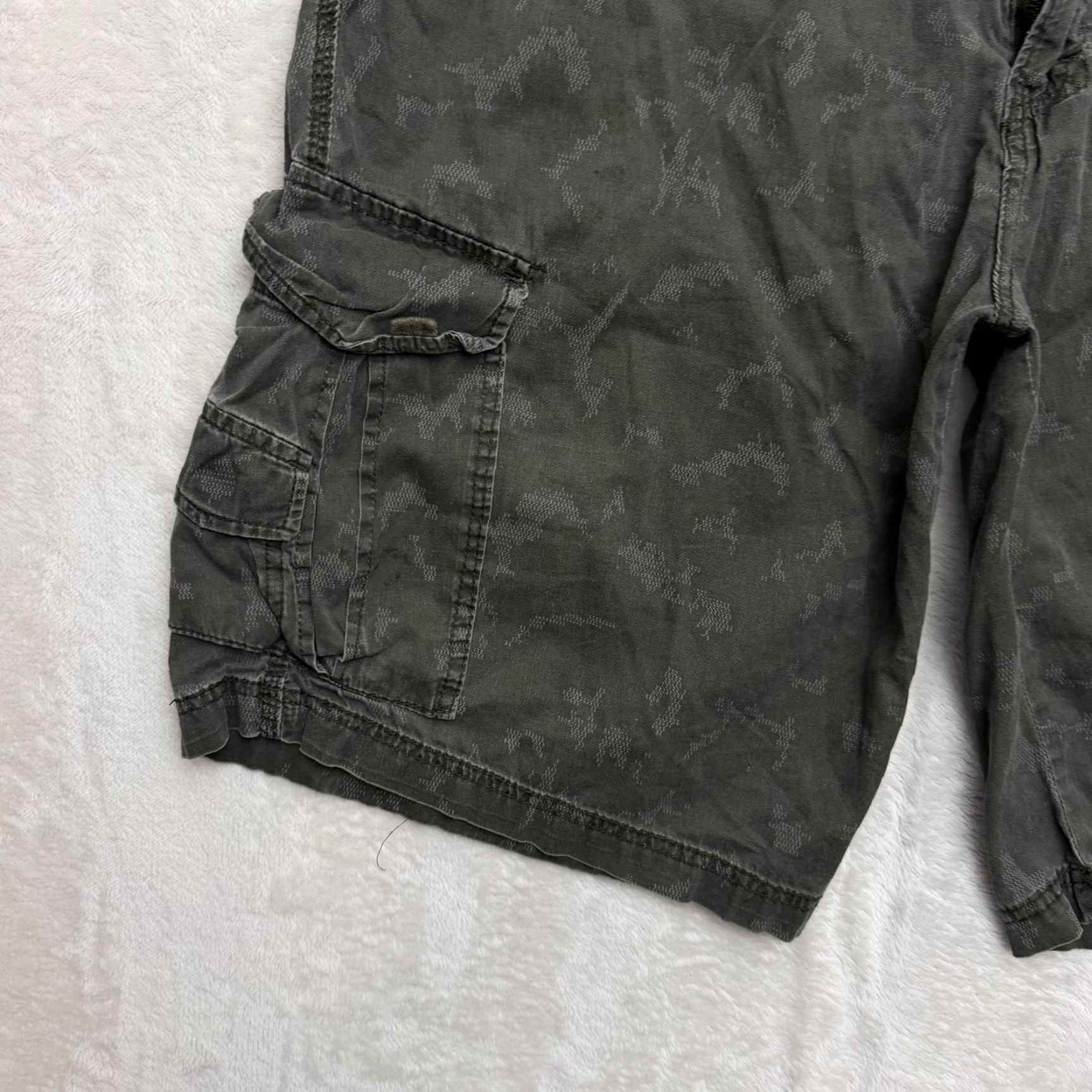 No Fear No Fear Royal Cargo Shorts Mens 38 Gray Camouflage Relaxed Fit Inseam 12 in Cargo Pocket Summer Colorful Shirt? Size US 38 / EU 54 - 5 Thumbnail