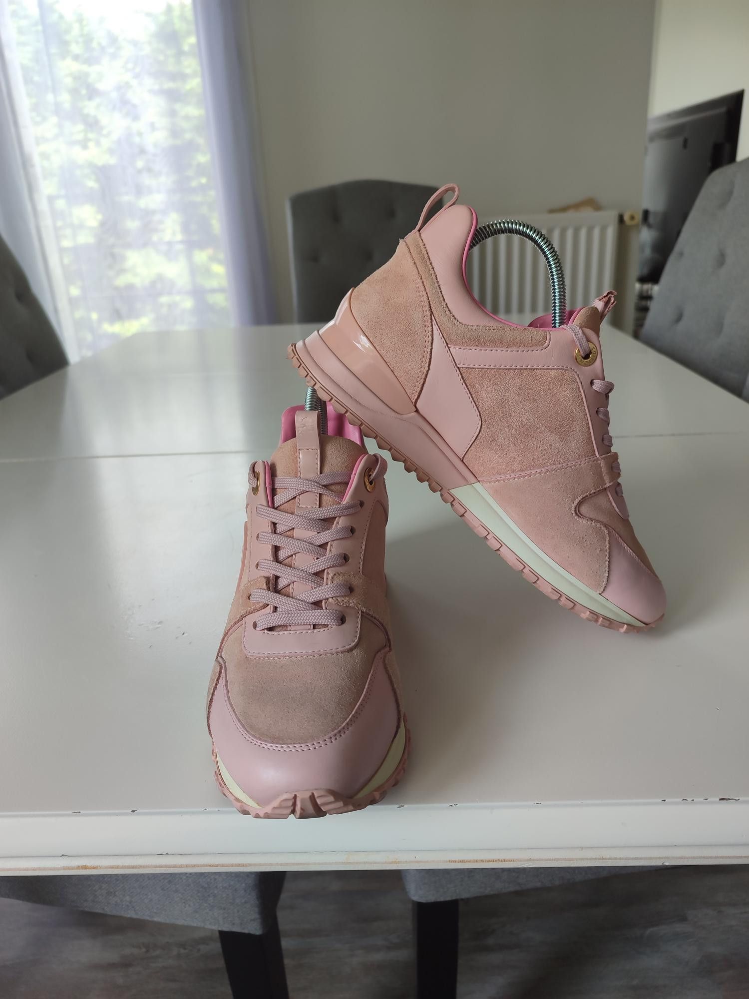 Louis Vuitton BASKETS LOUIS VUITTON RUN AWAY ROSE POUDRE Size US 6 / IT 36 - 5 Thumbnail