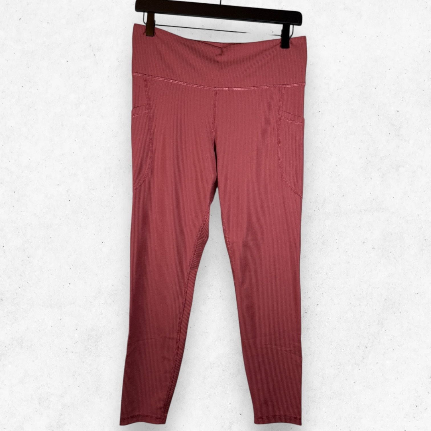 Old Navy Old Navy PowerSoft Go-Dry Leggings Burn Rose L Size 30" / US 8 / IT 44 - 1 Thumbnail