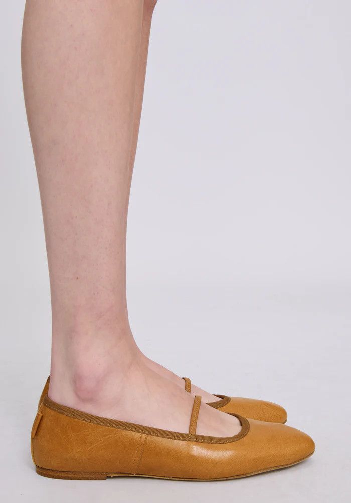 A.P.C. o1mle1125 Swan Ballet Flats in Camel Size US 7 / IT 37 - 4 Thumbnail