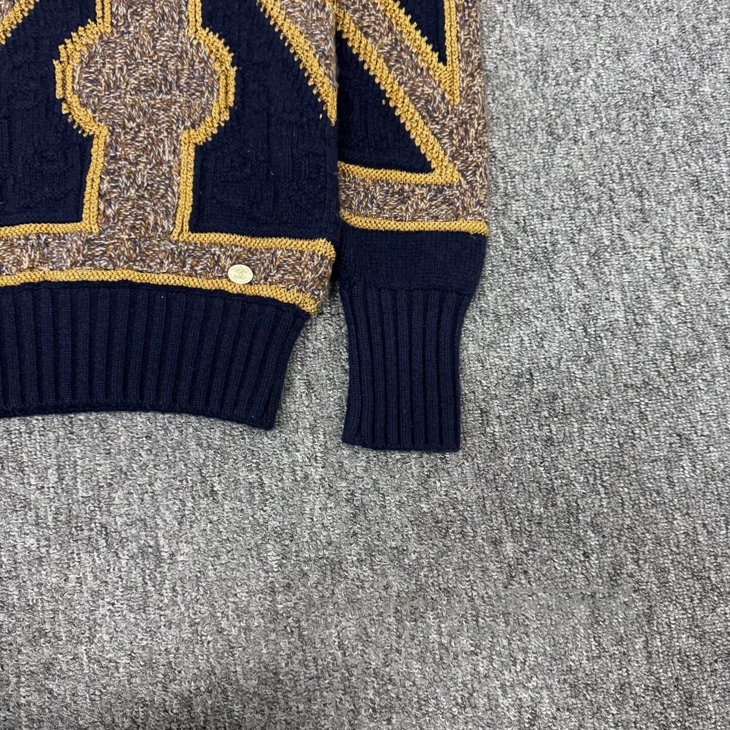 Chanel Chanel Double "C" gold coin logo; dark blue cashmere sweat Size S / US 4 / IT 40 - 5 Thumbnail