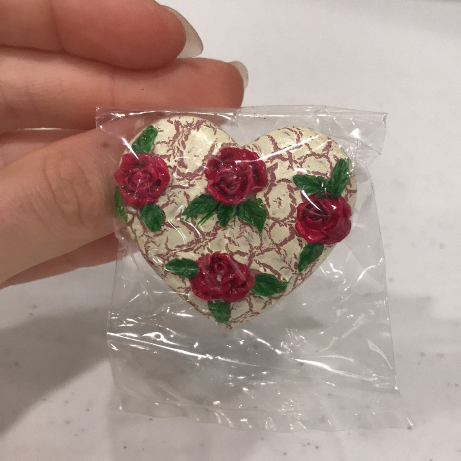 Other NWOT Vintage Hand Painted Heart Resin Brooch Pin Valentine Size ONE SIZE - 1 Thumbnail