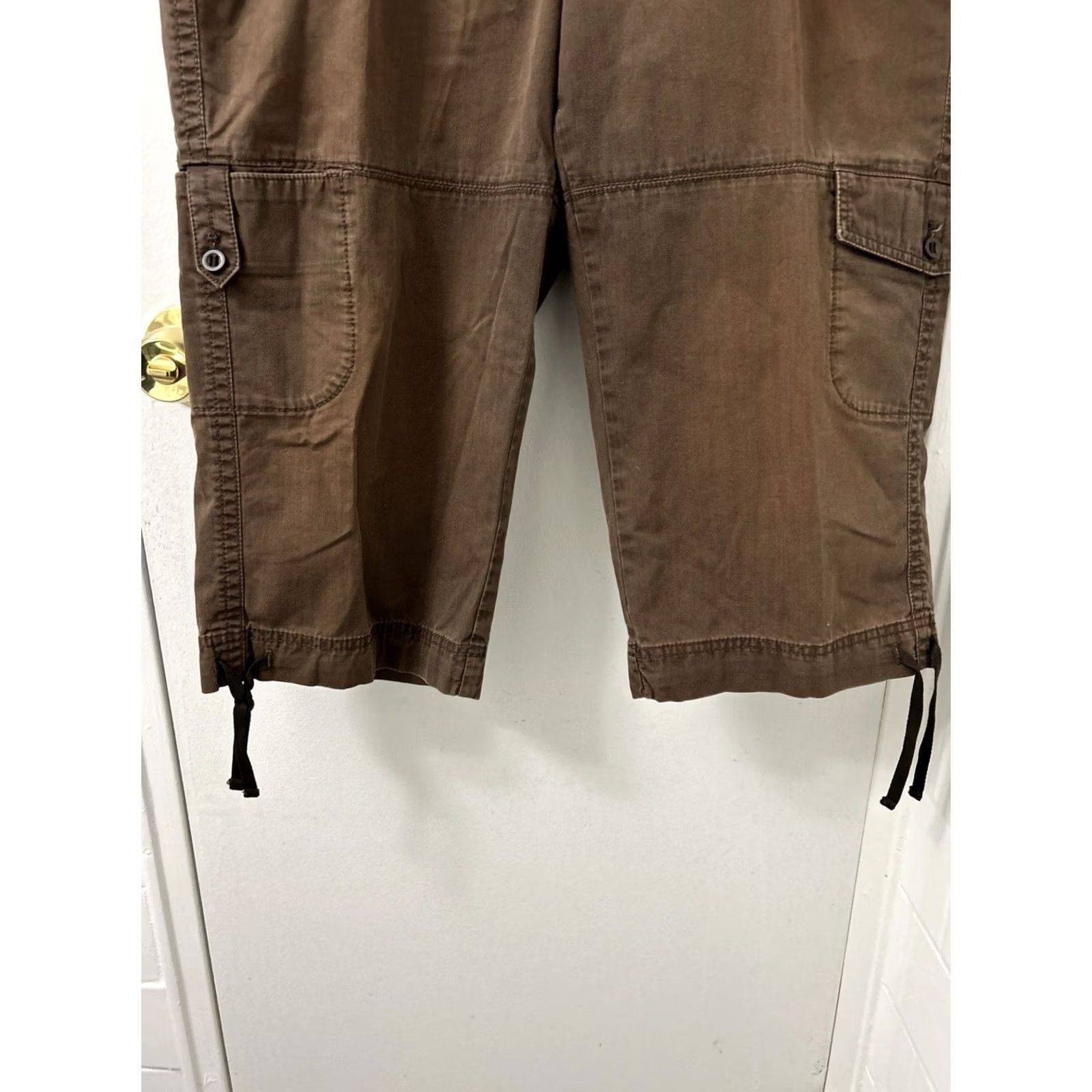 Eddie Bauer Eddie Bauer Cargo Pants Womens 14 37x18 Brown Cotton Capri Casual Outdoor Straight Leg Pockets Cuffed Adjustable Waist Modern Everyday Mens Girls? Size 36" / US 14 / IT 50 - 3 Thumbnail