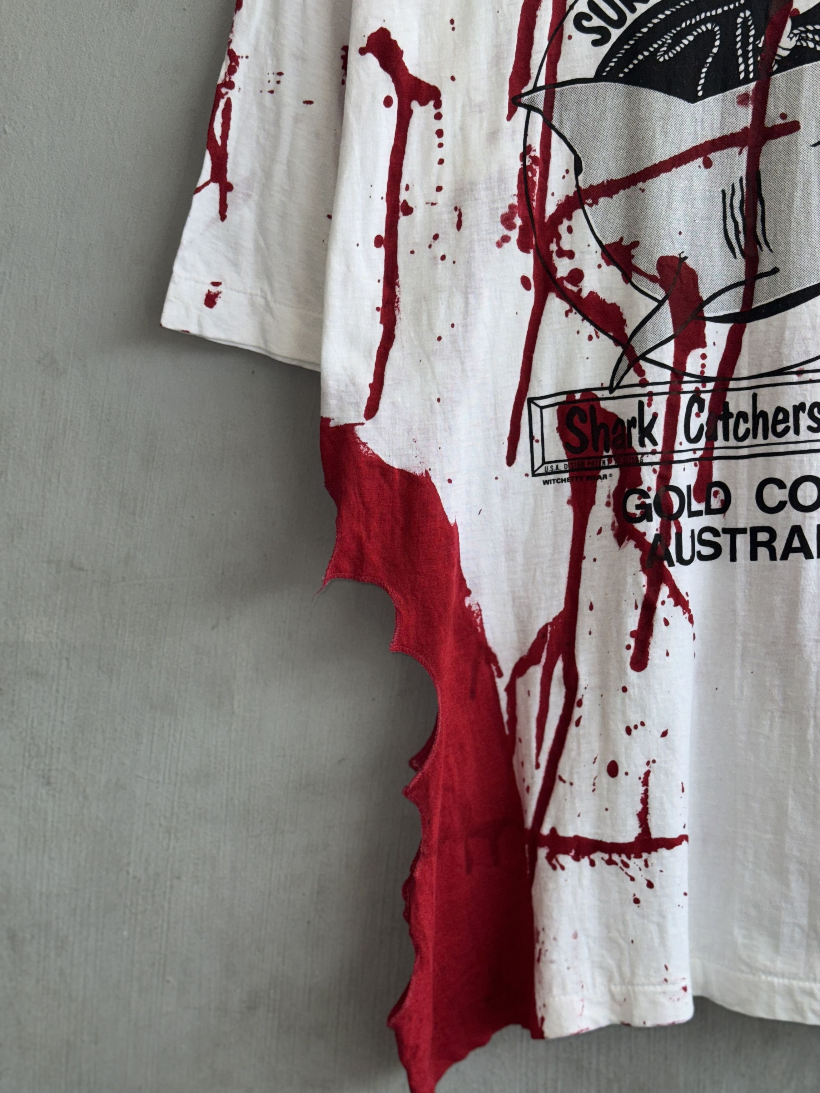Vintage Vintage Shark Attack Catchers Club Bite T-Shirt Australia Size US L / EU 52-54 / 3 - 4 Thumbnail