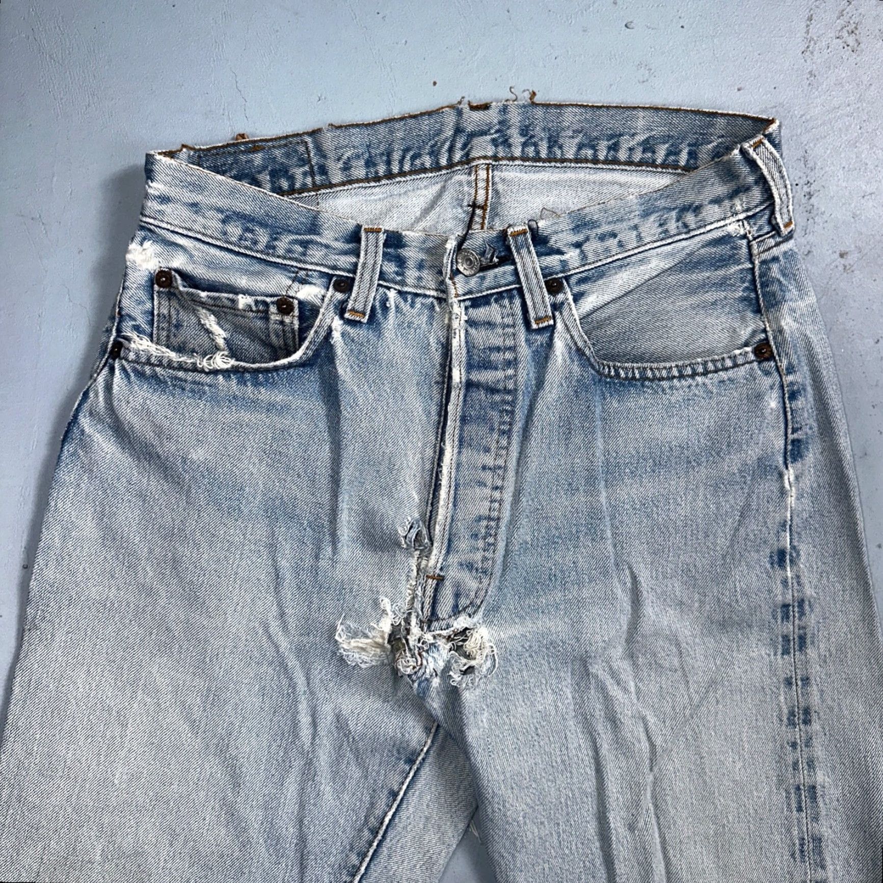 Levi's VINTAGE Levi's 501 Jeans (XX) USA 80s Light Wash Redline Selvedge 30x38 Classic Straight Jeans Mens Size US 30 / EU 46 - 2 Thumbnail
