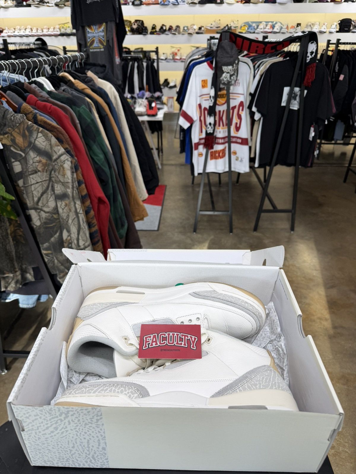 Jordan Brand Air Jordan 3 Craft Ivory Size 13 (2024) Size US 13 / EU 46 - 11 Thumbnail