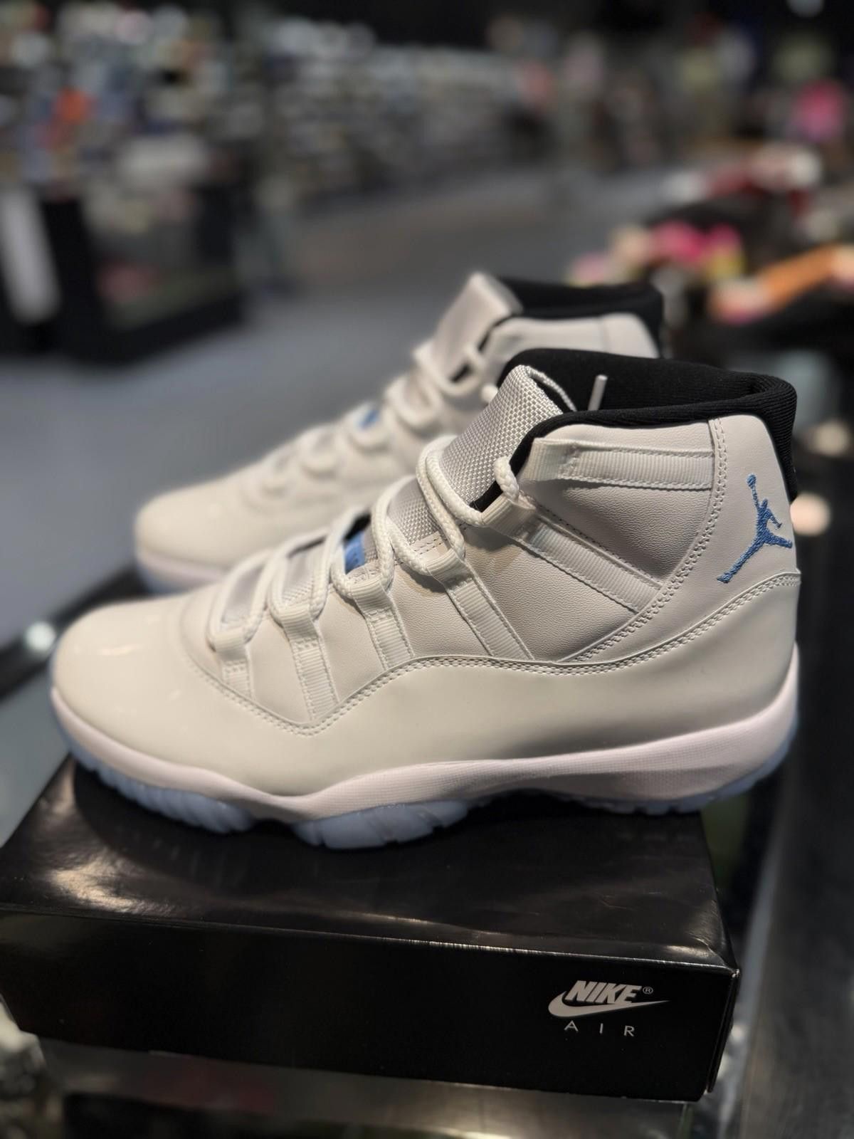 Jordan Brand Jordan Air Jordan 11 Retro Legend Blue 2024 White/Blue (10) Size US 10 / EU 43 - 5 Thumbnail
