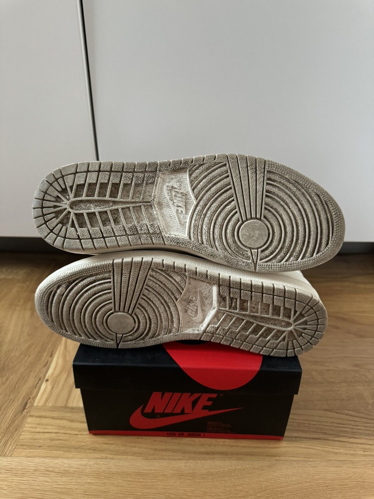 Jordan Brand × Nike Nike Air Jordan 1 High OG Sail / University Red Size US 9 / EU 42 - 9 Thumbnail