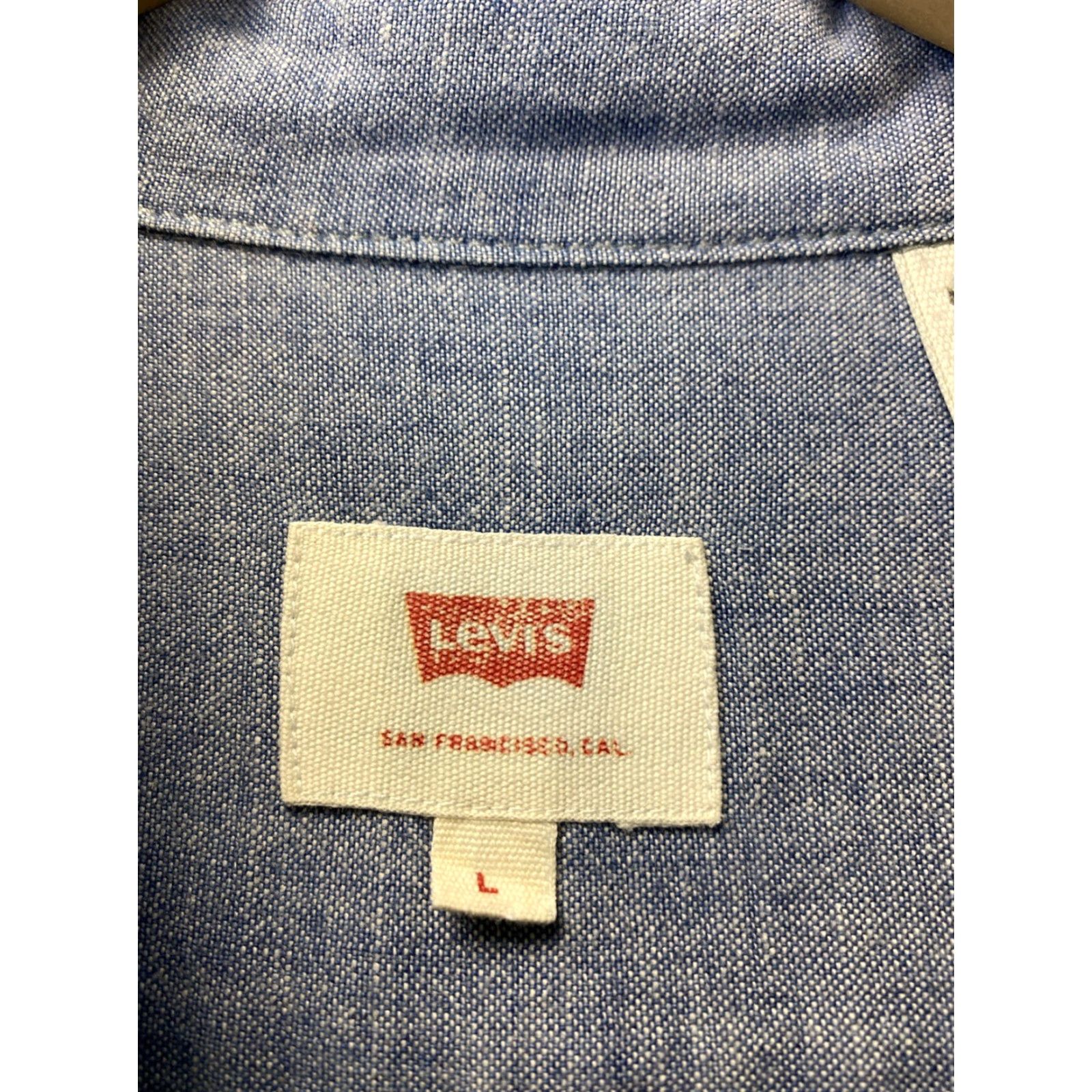 Levi's VINTAGE Levi's Chambray Button-Up Shirt Mens Long Sleeve Size L Blue Lightweight Casual Size US L / EU 52-54 / 3 - 4 Thumbnail