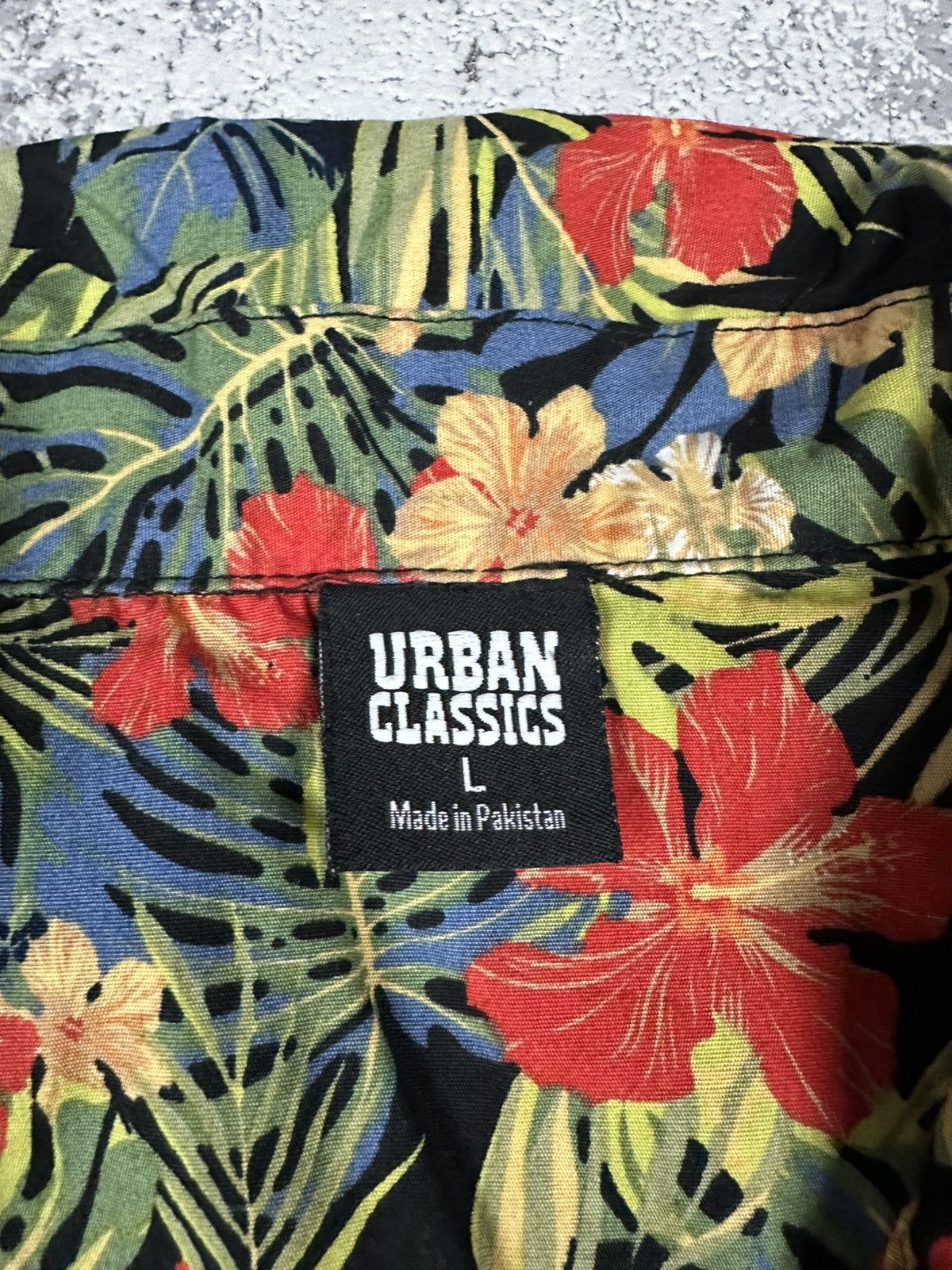 Urban Classics Floral Hawaiian Shirt Bold Tropical Print Size US L / EU 52-54 / 3 - 8 Thumbnail