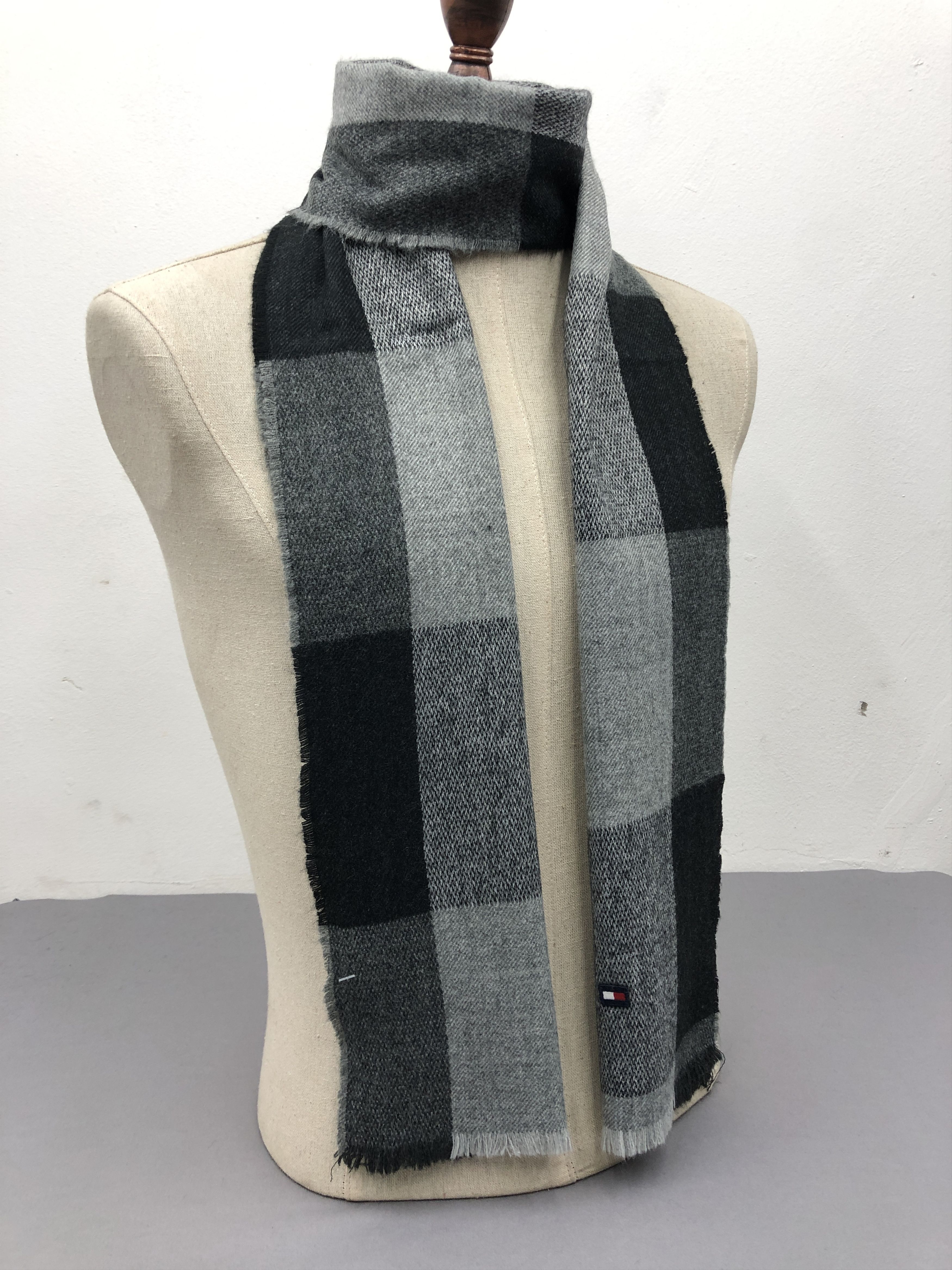 Tommy Hilfiger Tommy Hilfiger Scarf / Muffler / Neckwear Size ONE SIZE - 2 Thumbnail