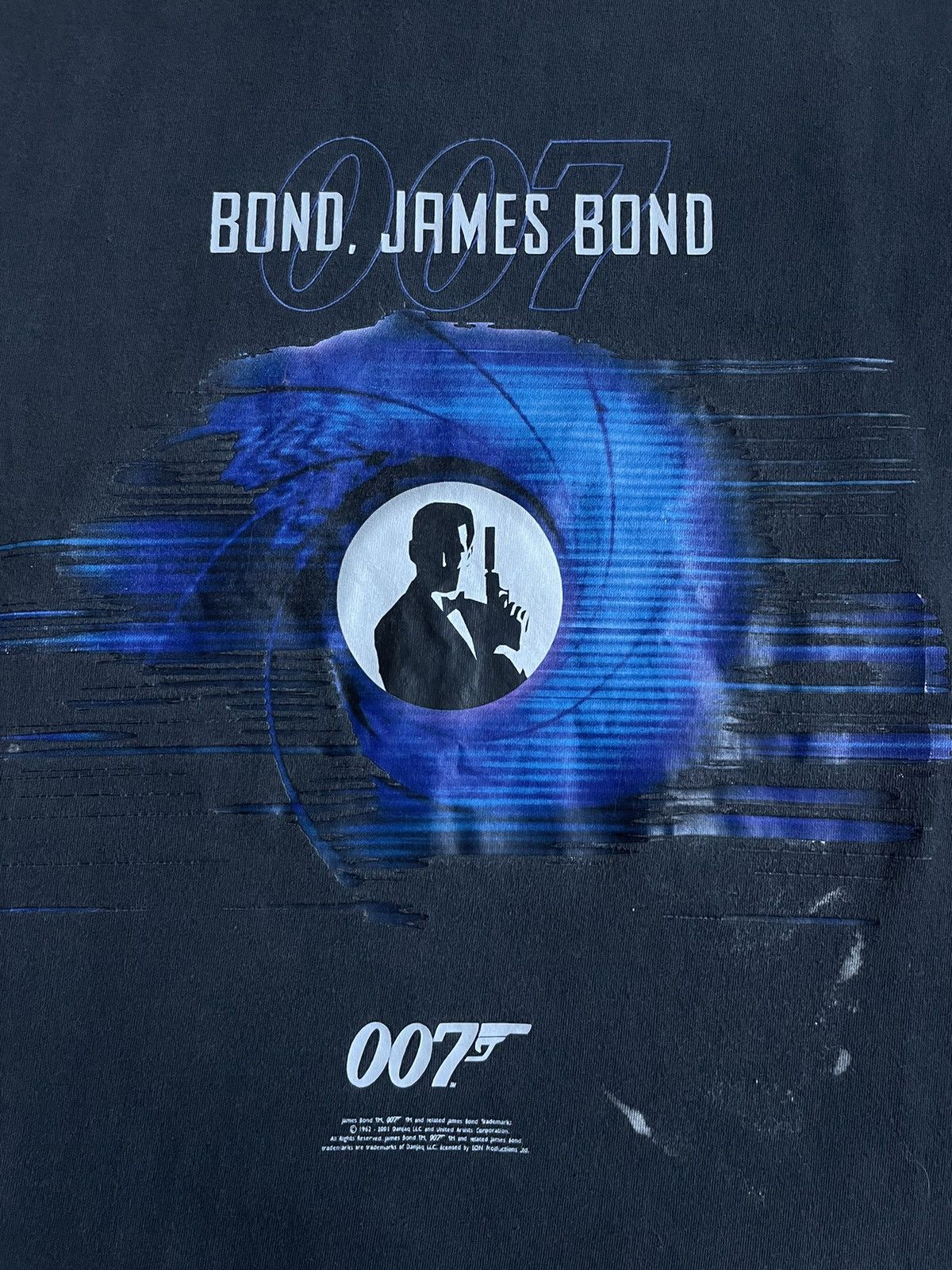 Vintage Vintage 2001 James Bond 007 T-Shirt Movie Agents Gun RARE Size US L / EU 52-54 / 3 - 3 Thumbnail