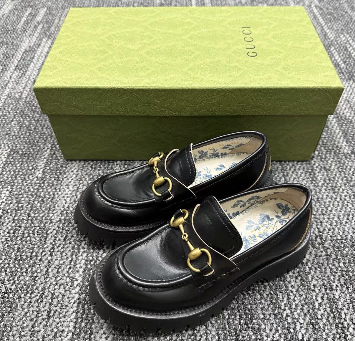 Gucci Gucci Classic Bee Loafers J42 Size US 4 / IT 34 - 1 Thumbnail