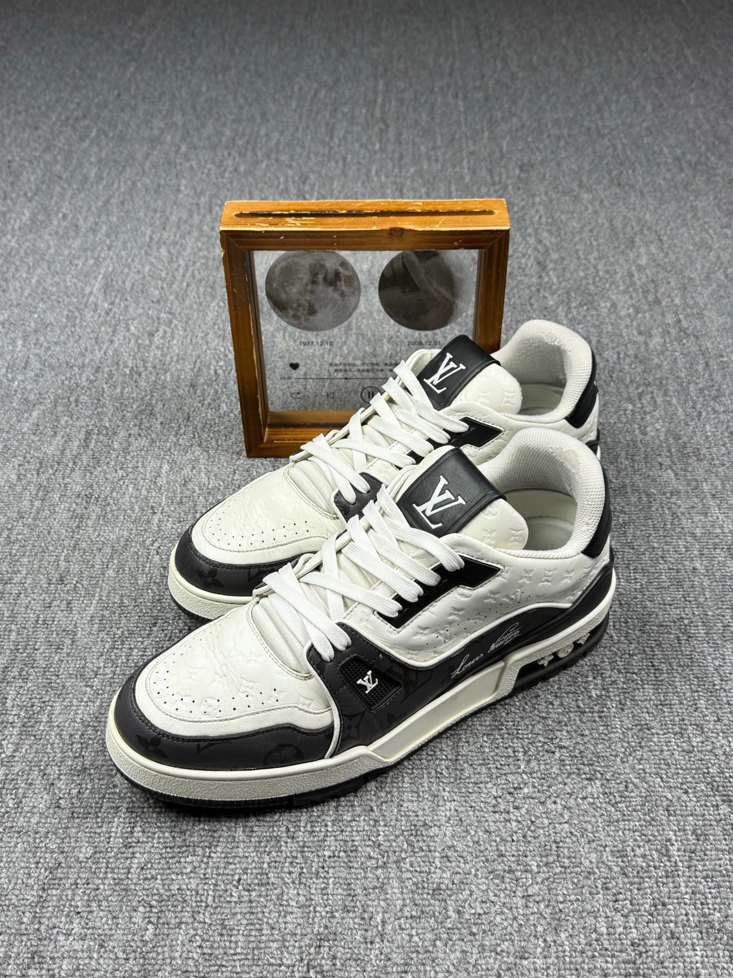 Louis Vuitton Louis Vuitton Training Black Lowtop Sneakers 9 Men Size US 9 / EU 42 - 1 Thumbnail