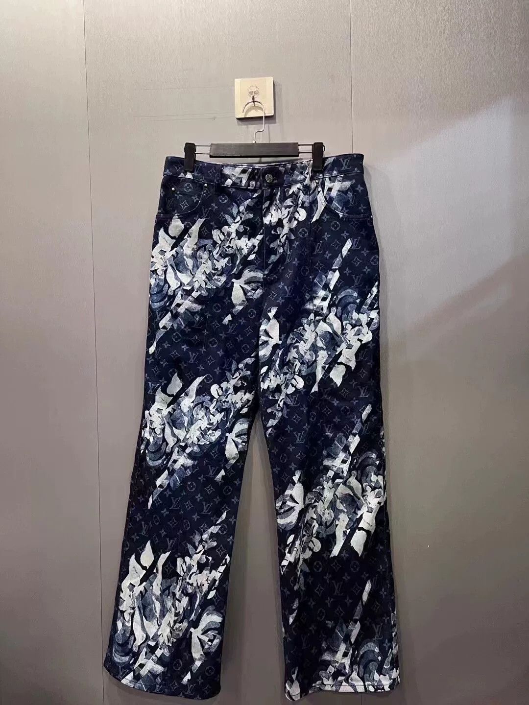 Louis Vuitton lv louis vuitton logo denim pants size 33 Size US 33 - 1 Thumbnail
