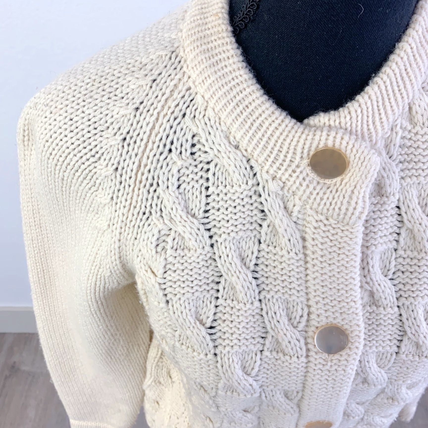 Vintage VINTAGE Beige Acrylic Cardigan Sweater 1960s Rockabilly 36 Women/Mens Size XS / US 0-2 / IT 36-38 - 2 Thumbnail