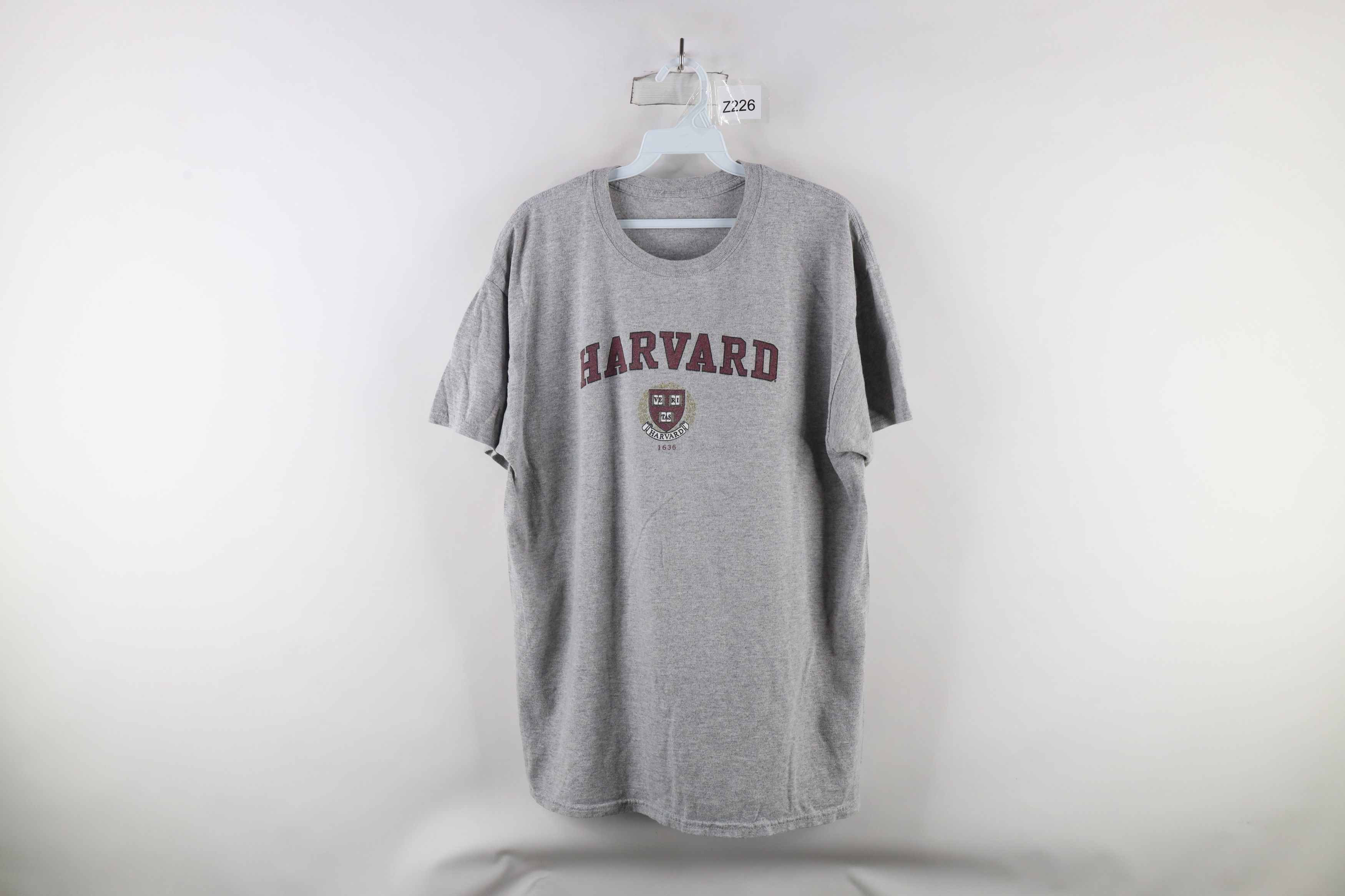 Vintage Vintage Out Ivy League Harvard University Crest T-Shirt Size US L / EU 52-54 / 3 - 1 Thumbnail