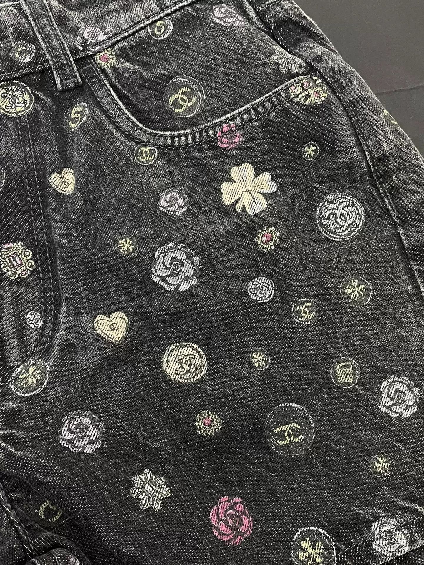 Chanel Chanel 25B Black Printed Denim Shorts Size 36 Size 26" / US 2 / IT 38 - 2 Thumbnail