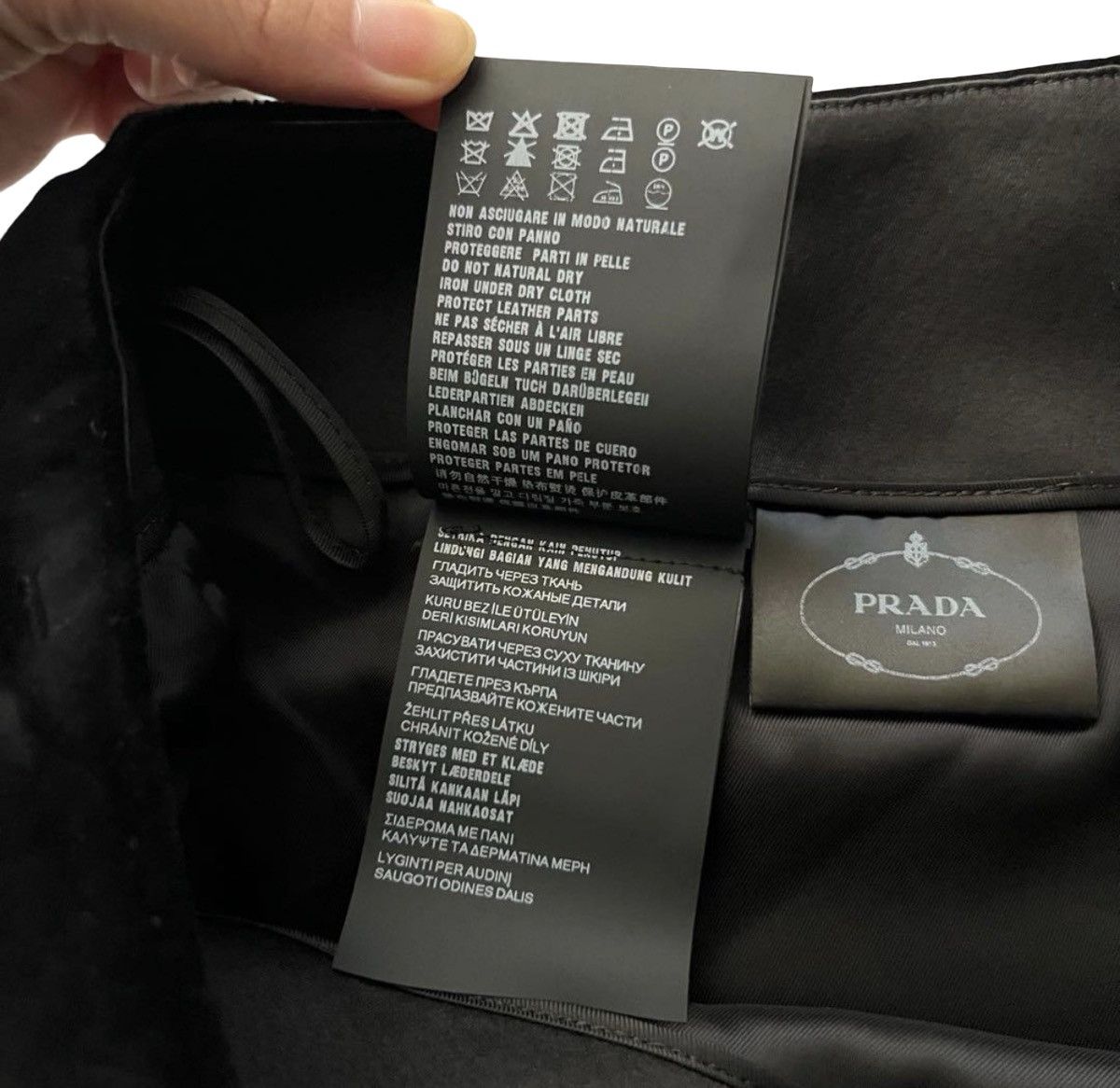 Prada Prada 2024 Velvet Mini Skirt with Triangle Logo Size 26" / US 2 / IT 38 - 17 Thumbnail