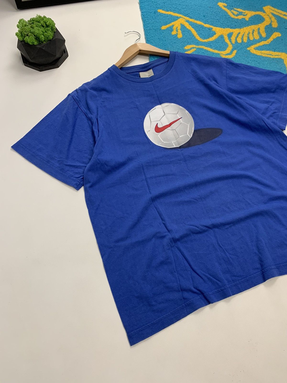 Nike × Vintage Vintage 90’s Nike Football Ball Print T-Shirt Size US L / EU 52-54 / 3 - 4 Thumbnail
