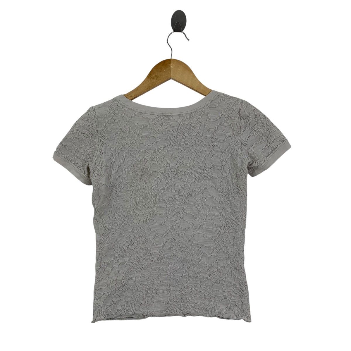 Armani ARMANI COLLEZIONI Italian Brand Textured Short Sleeve Tshirt Size S / US 4 / IT 40 - 2 Thumbnail