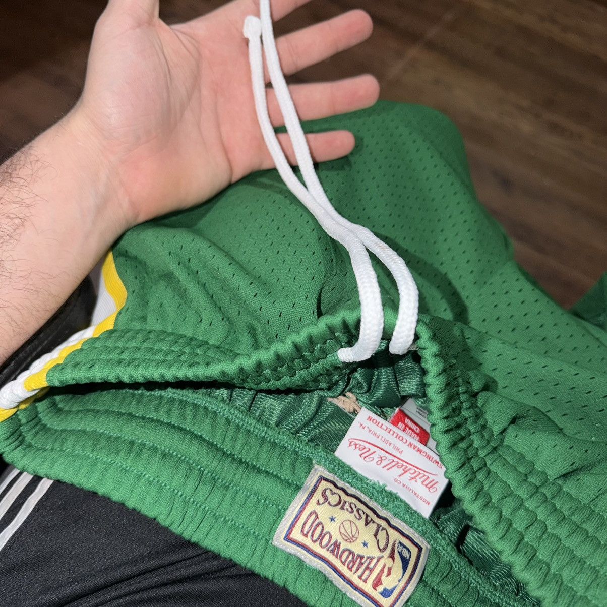 Mitchell & Ness NWT Mitchell & Ness Supersonics Swingman Shorts Mens SM Size US 30 / EU 46 - 9 Thumbnail