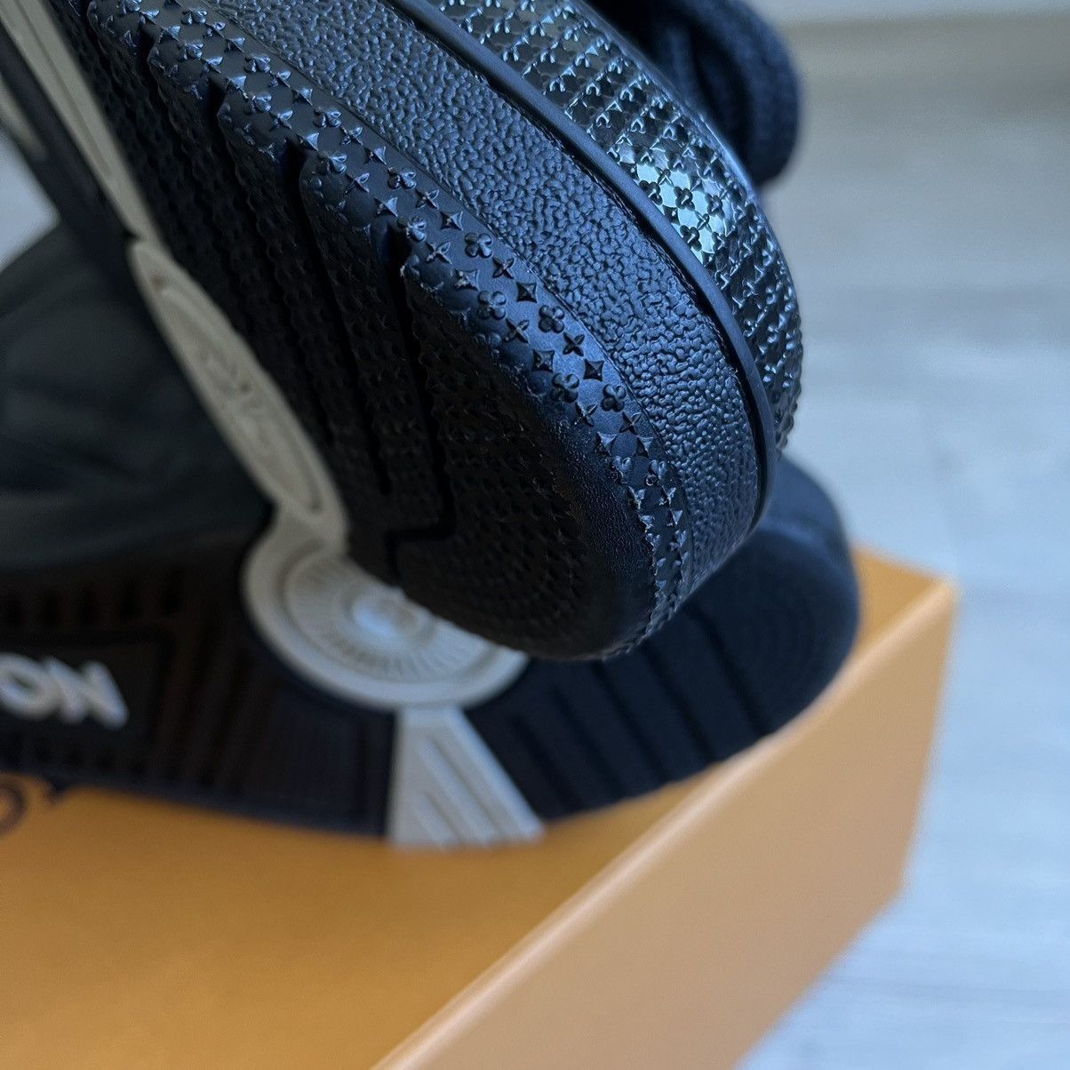 Louis Vuitton Louis Vuitton LV Skate Sneaker Size US 9 / EU 42 - 5 Thumbnail