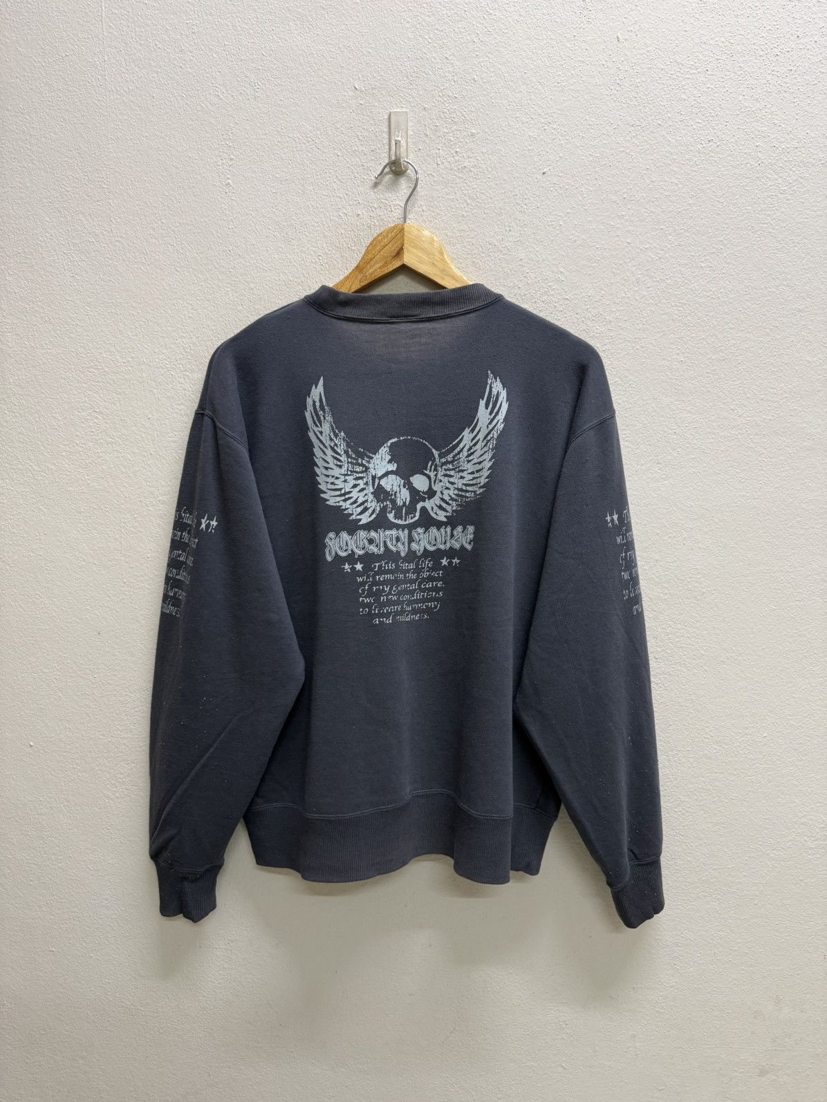 Vintage Fogaty House graphic sweatshirt with a skull and wingsdesign Size US M / EU 48-50 / 2 - 14 Thumbnail