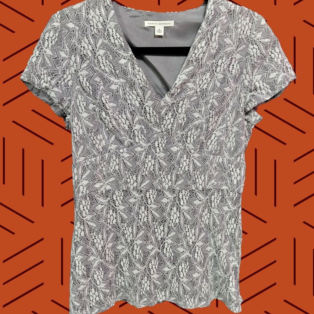 Banana Republic BANANA REPUBLIC Gray Floral V-Neck Top Knit Short Sleeve Women Size 8 Size M / US 6-8 / IT 42-44 - 1 Thumbnail
