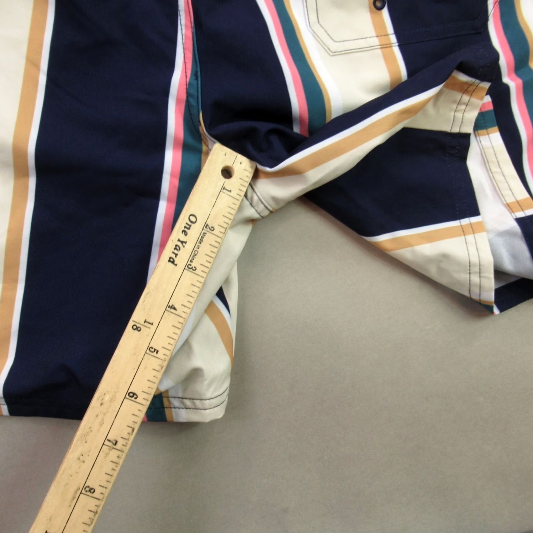 Vineyard Vines Vineyard Vines Shorts Mens Medium Adult Pockets Swimwear Stripes Surfer Swim Knit Multicolor White/Blue/Red? Size US 31 - 7 Thumbnail