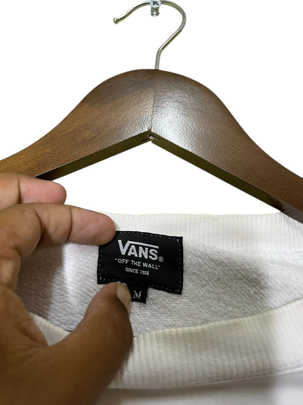 Japanese Brand VANS OFF THE WALL CREWNECK BIG LOGO PRINT SIZE L Size US L / EU 52-54 / 3 - 9 Thumbnail