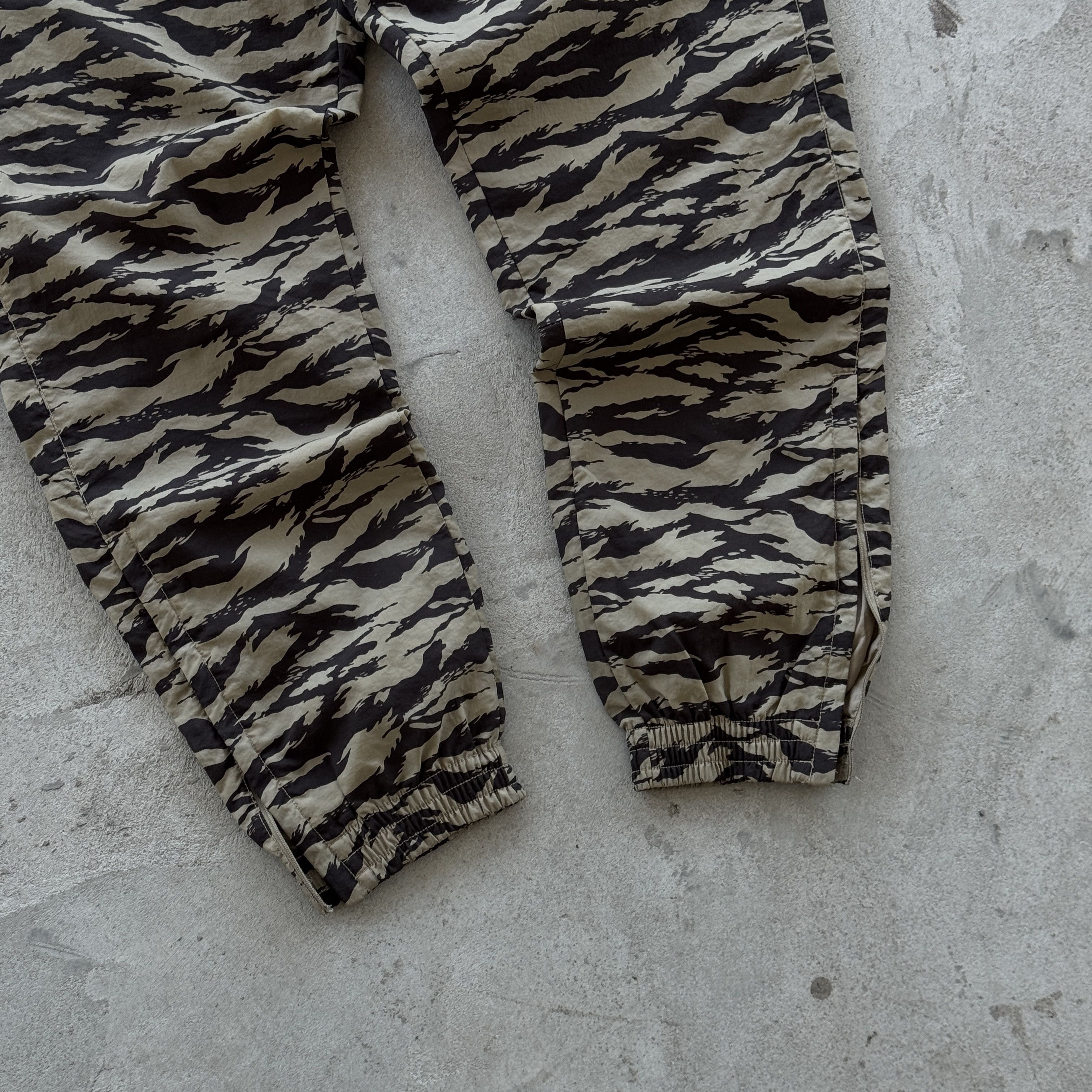 Nike Nike Tiger Camo Track Pants Big Logo Swoosh Back Size US 32 / EU 48 - 5 Thumbnail