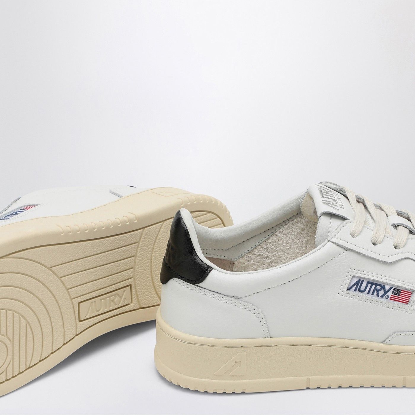 AUTRY o1s22i1n0925 'Medalist' Low Top Sneakers in White/Black Size US 10 / EU 43 - 5 Thumbnail