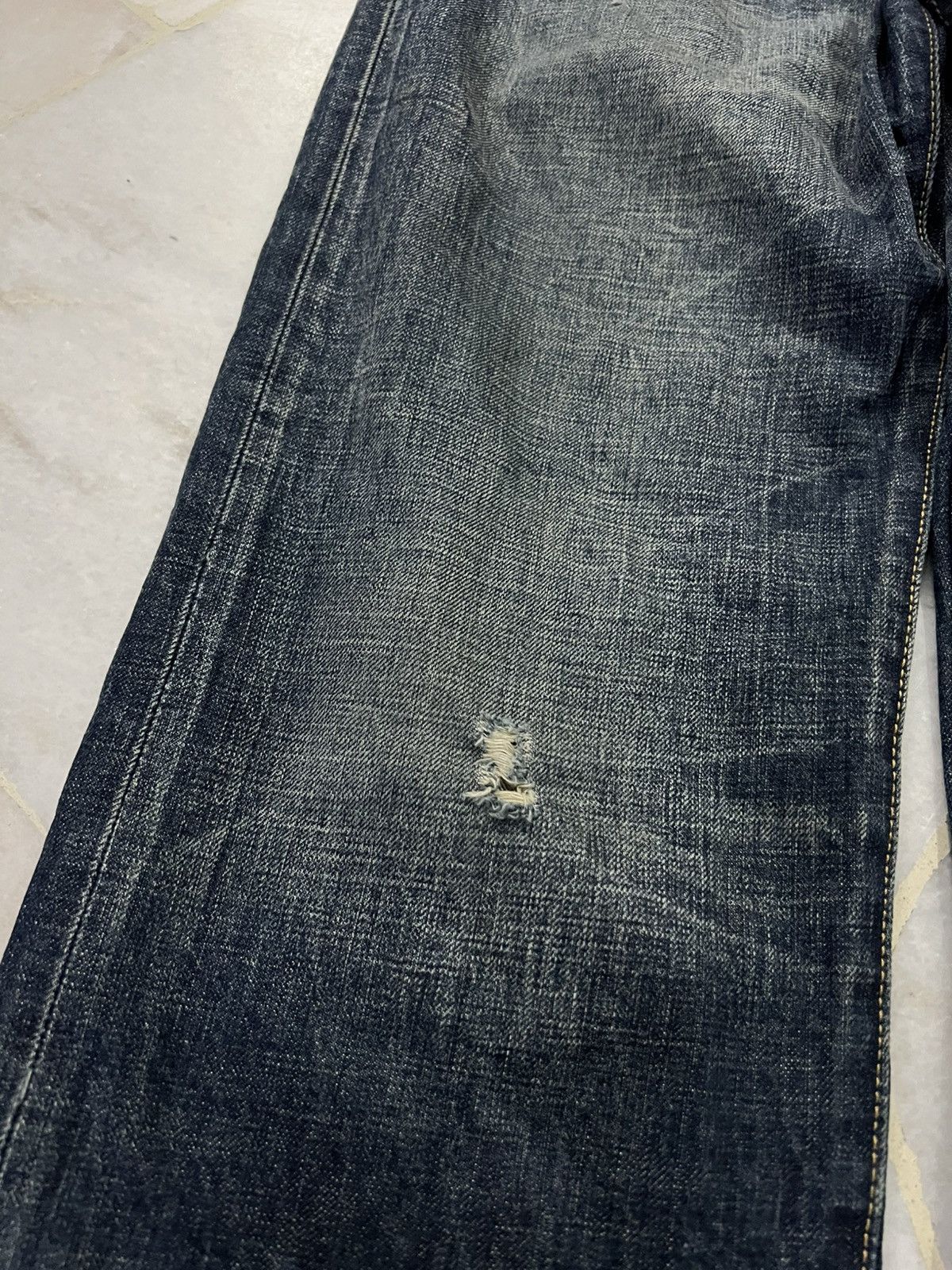 Levi's × Levi's Vintage Clothing VINTAGE 90’s STYLE LEVIS 501 BUTTON FLY DISTRESS JEANS Size US 31 - 5 Thumbnail