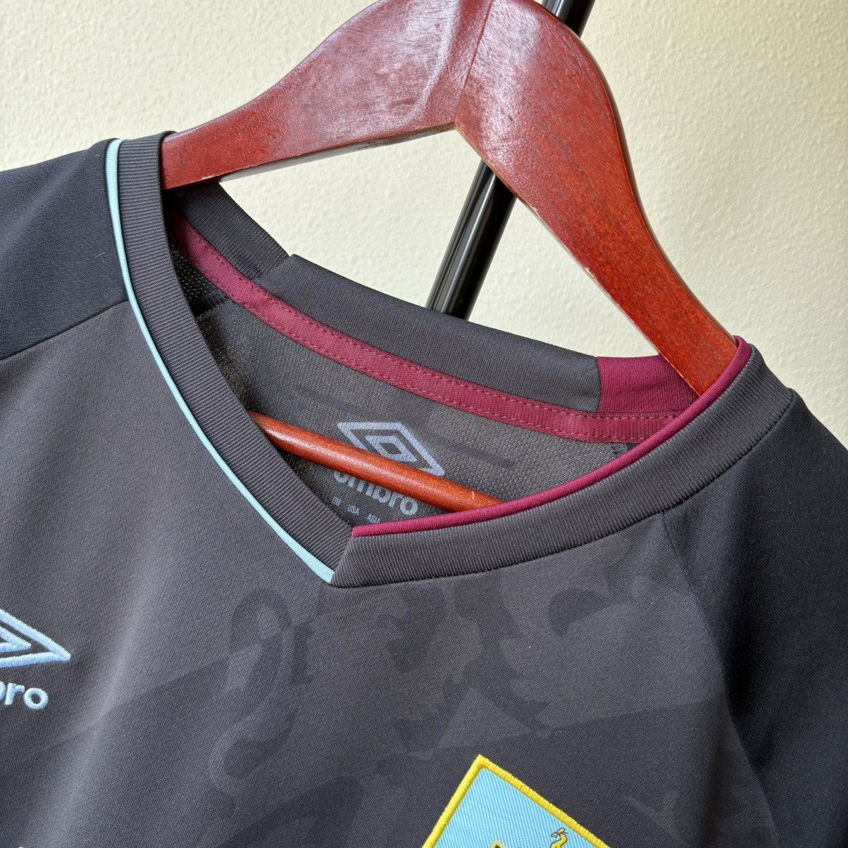 Vintage Burnley FC Jersey Umbro 2022 Blokcore T Shirt England Y2k Size US L / EU 52-54 / 3 - 3 Thumbnail