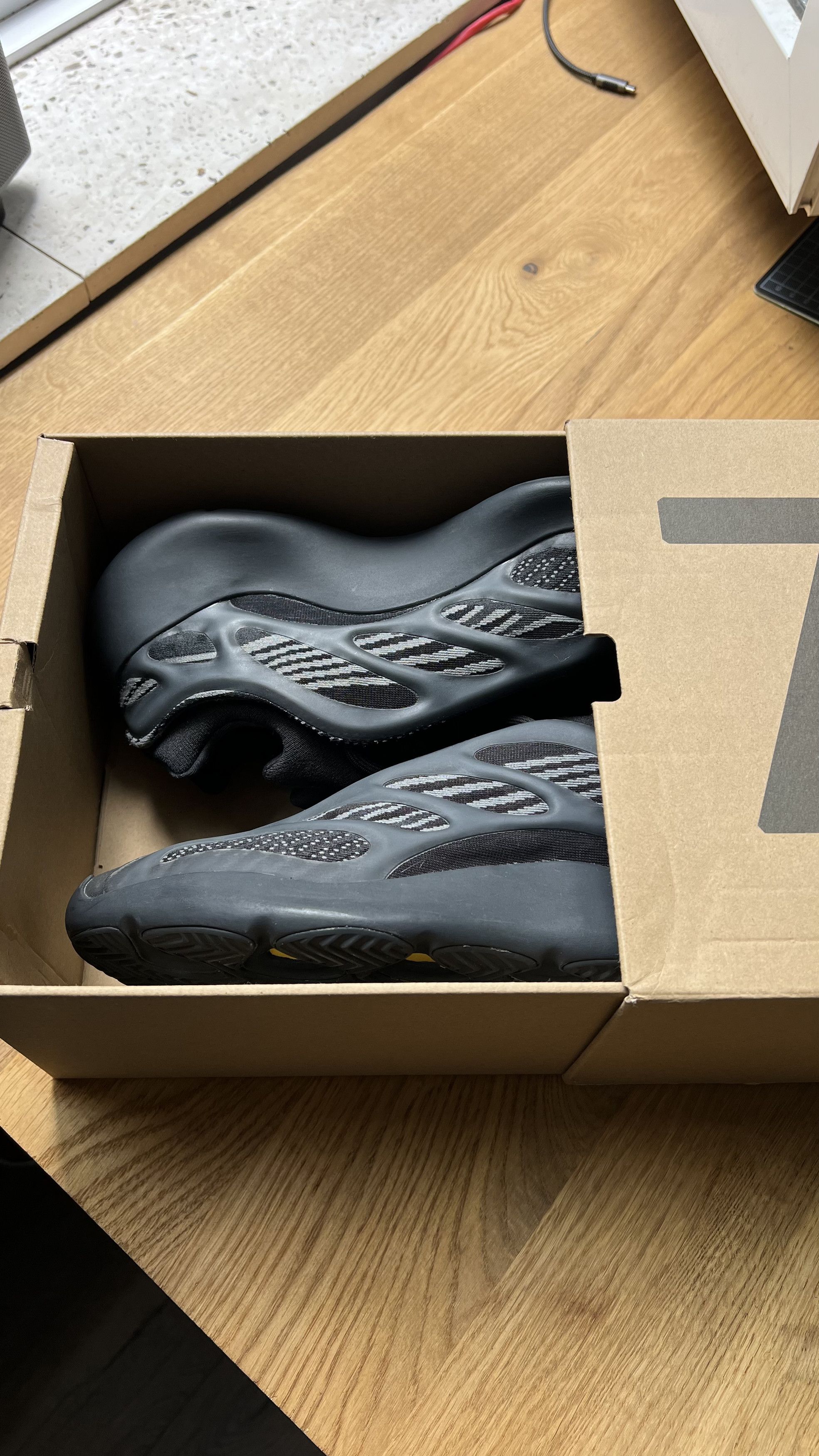 Yeezy Yeezy 700 V3 Dark Glow Size US 11.5 / EU 44-45 - 6 Thumbnail