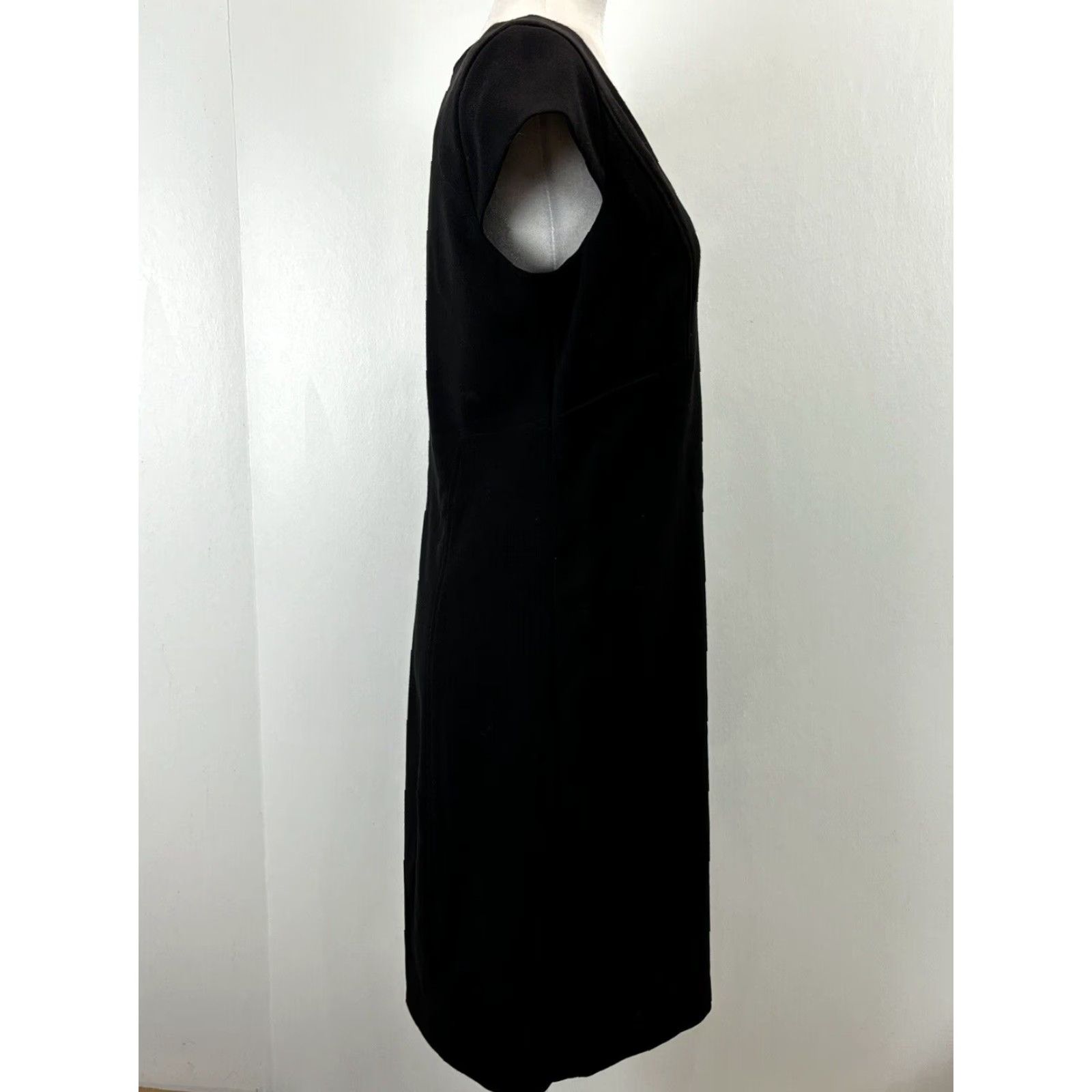 Talbots Talbots Vneck Cap Sleeve Dress 8 Black Pencil Career Sheath Knee Length Womens Size M / US 6-8 / IT 42-44 - 4 Thumbnail
