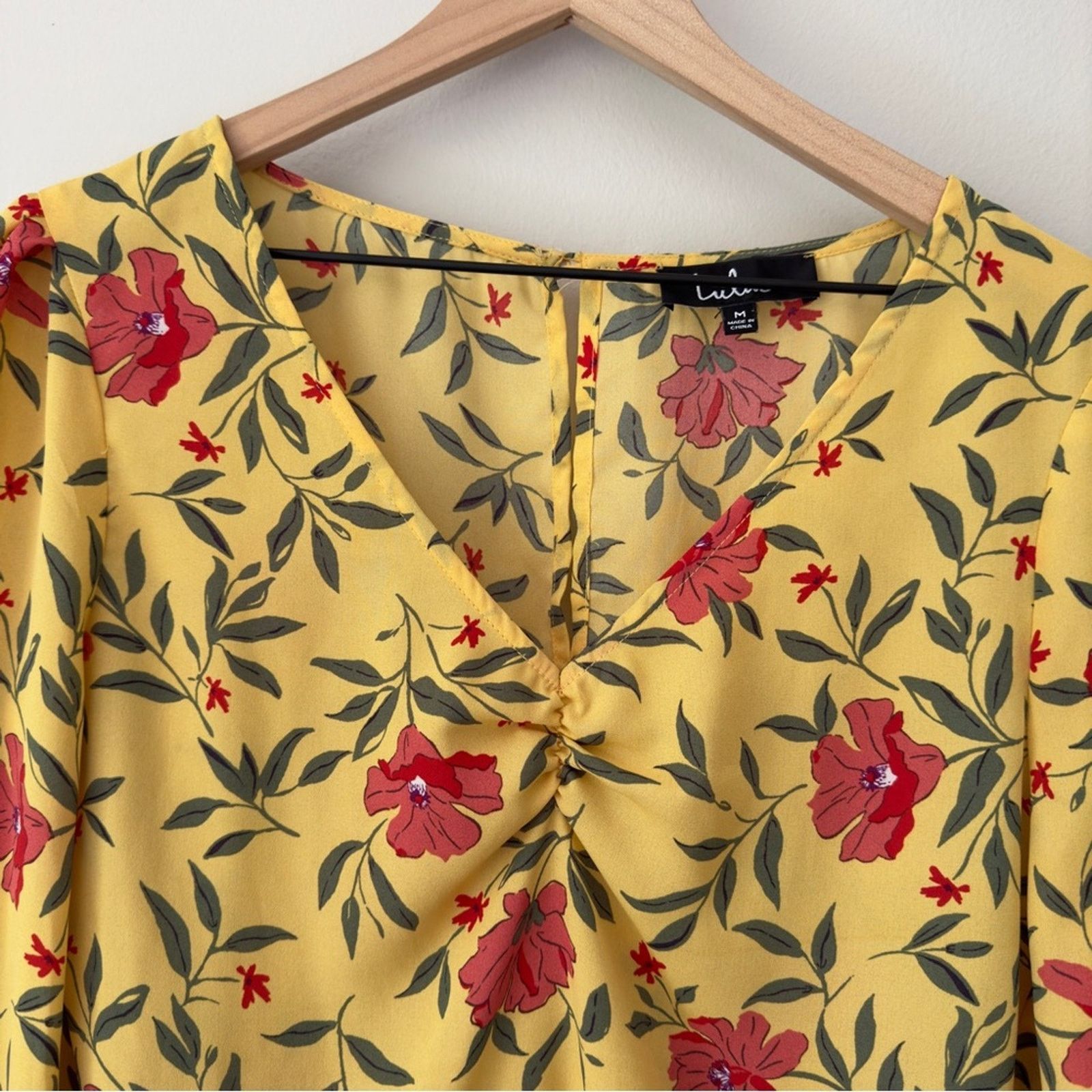 Other Lulus Floral Long Sleeve Peplum Top Ruched V-Neck Button EUC Size M / US 6-8 / IT 42-44 - 3 Thumbnail