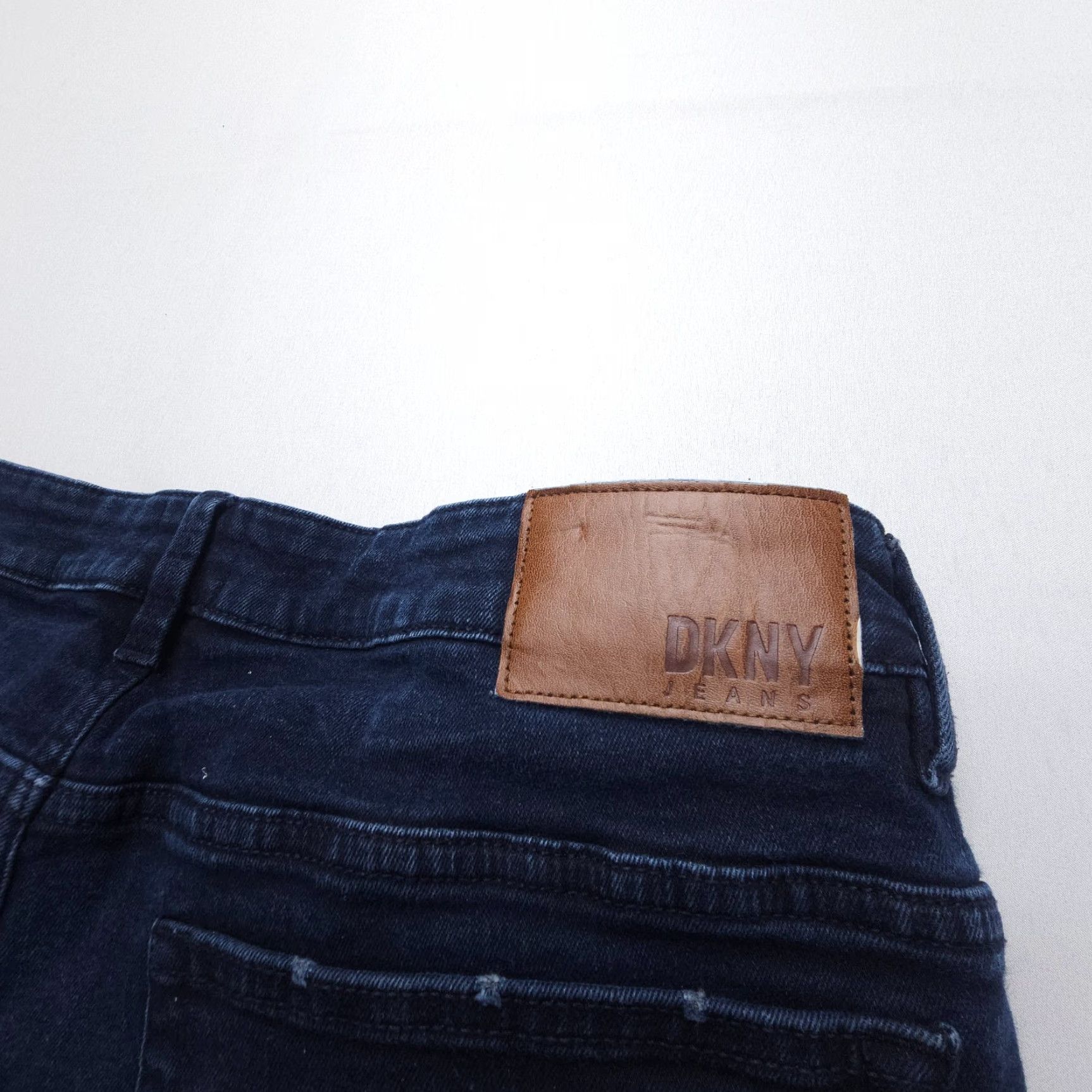 DKNY DKNY Jeans Mens 34 Straight Denim 5-Pocket Dark Wash Regular Rise Inseam 28 in Blue Cotton Blend Stretch Logo USA Vintage: No Size US 34 / EU 50 - 8 Thumbnail