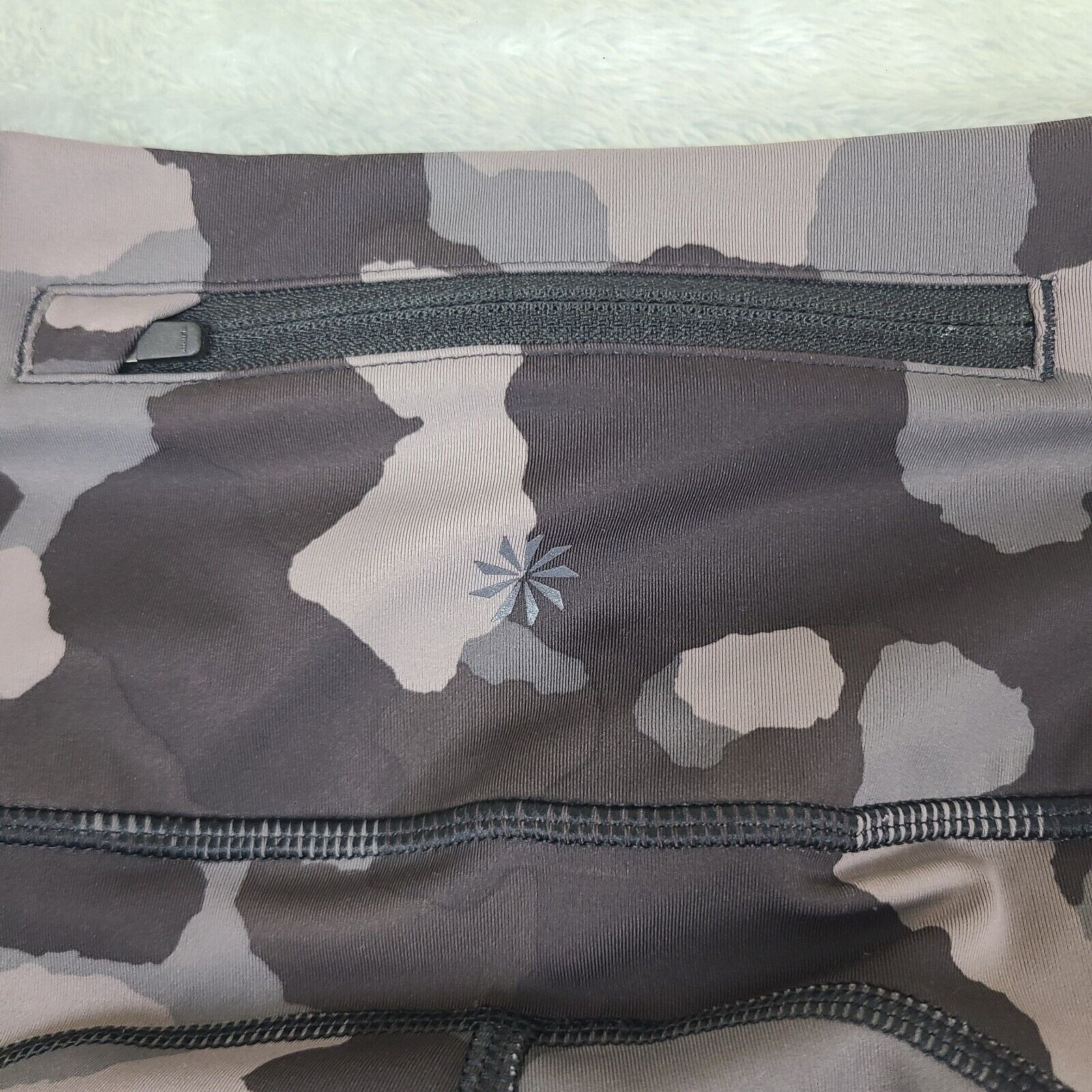 Athleta Athleta Lightning Camo 7/8 Leggings-Gray Camo X-Small Size 27" / US 4 / IT 40 - 7 Thumbnail
