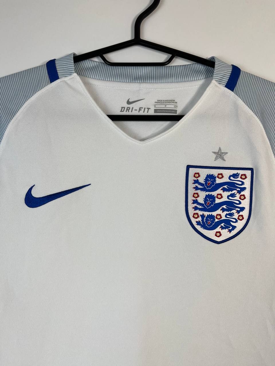 Nike ENGLAND 2016 HOME NIKE AUTHENTIC JERSEY FOOTBALL SIZE S Size US S / EU 44-46 / 1 - 2 Thumbnail