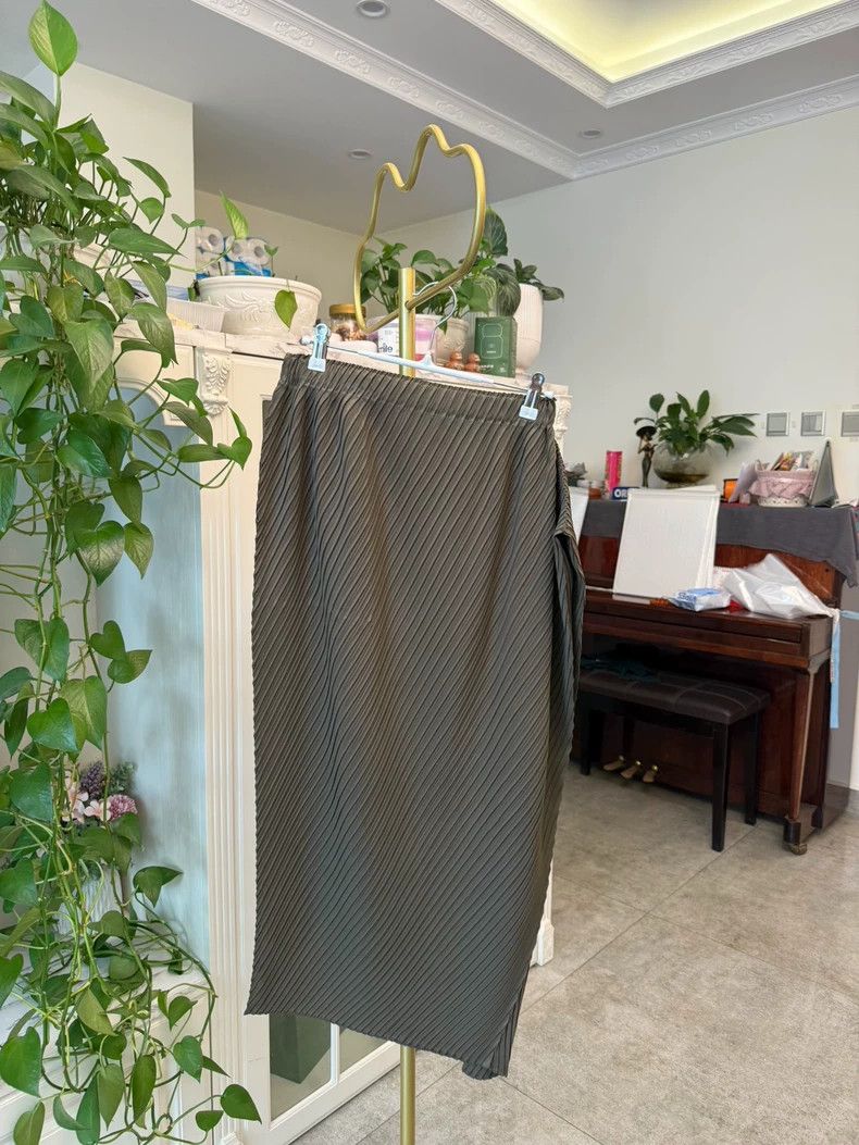 Issey Miyake Issey Miyake Olive-colored pleated skirt Size 25" / US 0 / IT 36 - 7 Thumbnail