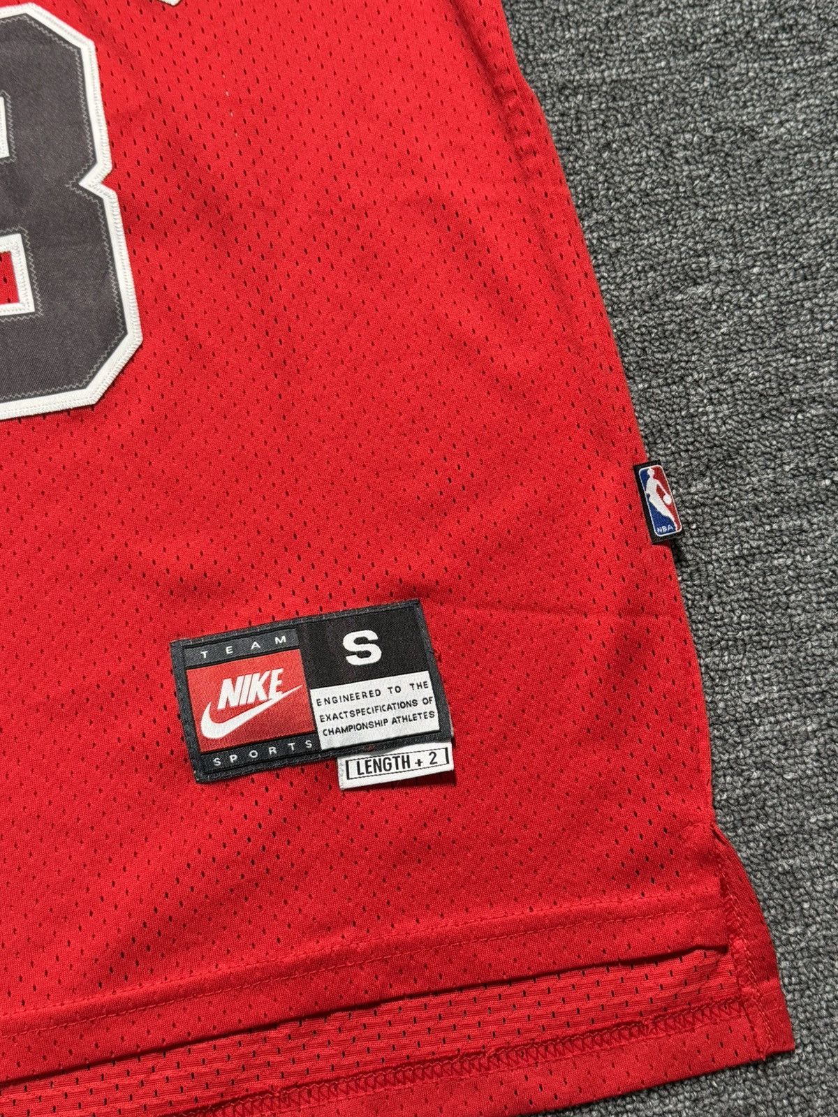 Nike Vintage Nike Bulls Jordan #23 Jersey Size S Red +2 Length Size US S / EU 44-46 / 1 - 5 Thumbnail
