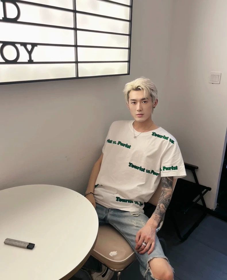 Louis Vuitton Louis Vuitton White printed short sleeves 2503-Nextarrow Size US L / EU 52-54 / 3 - 7 Thumbnail