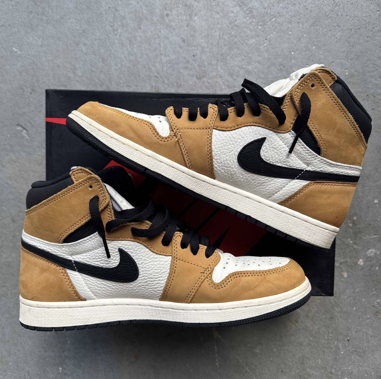 Jordan Brand Air Jordan 1 Retro 'Rookie of the Year' Size US 11 / EU 44 - 2 Thumbnail